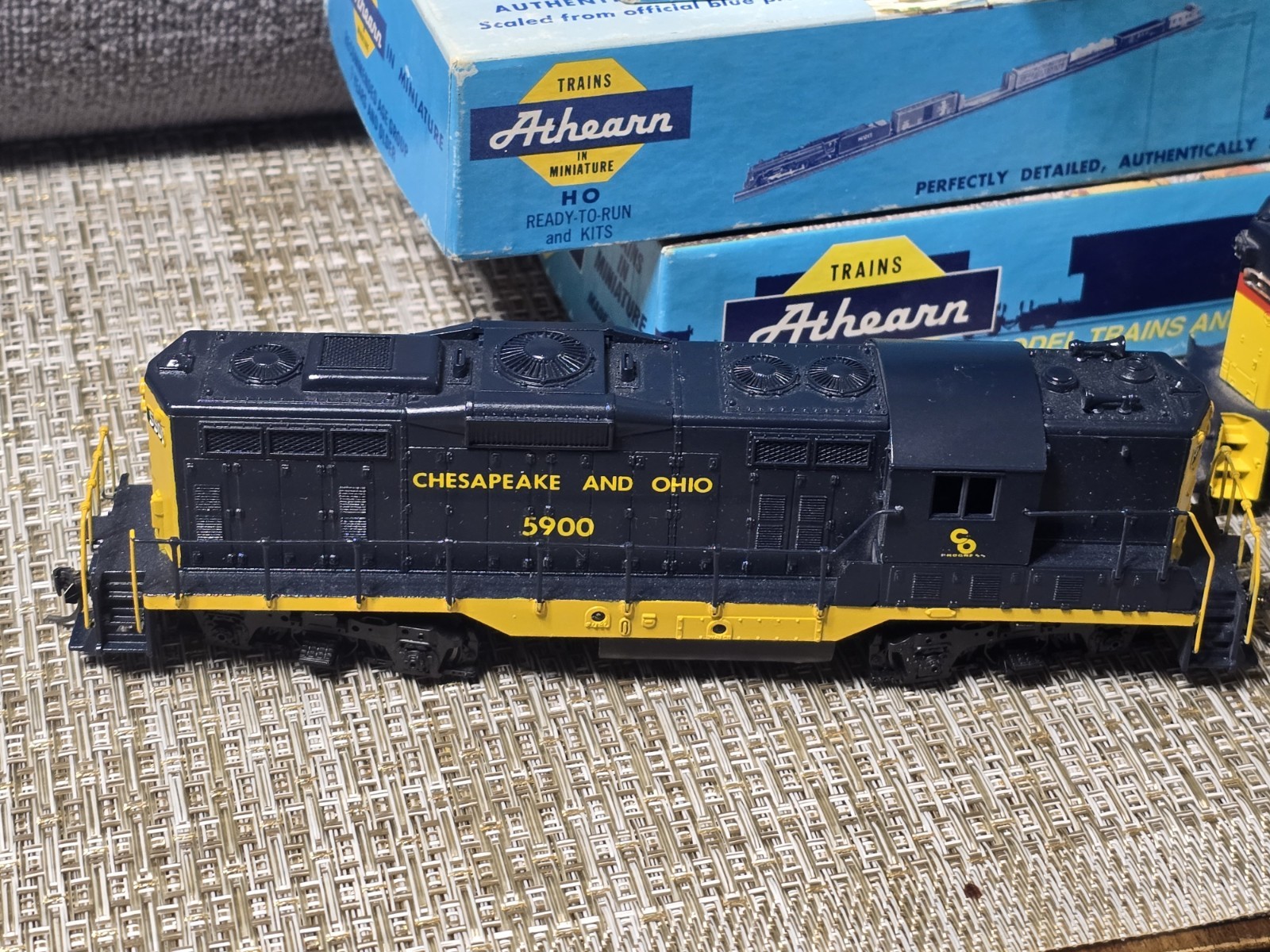 Athearn HO Scale Locomotive Lot(3)Chessie System & C&O + 5Vintage BlueBoxesEmpty