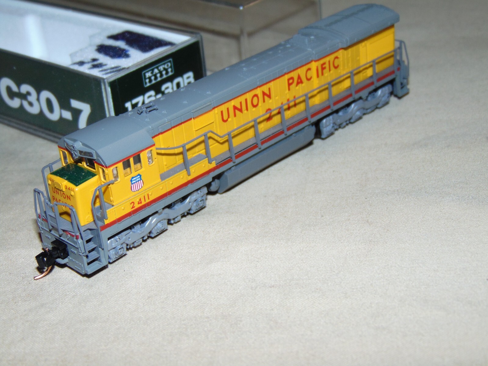 KATO N 176-30B UNION PACIFIC C30-7 DIESEL + BOX