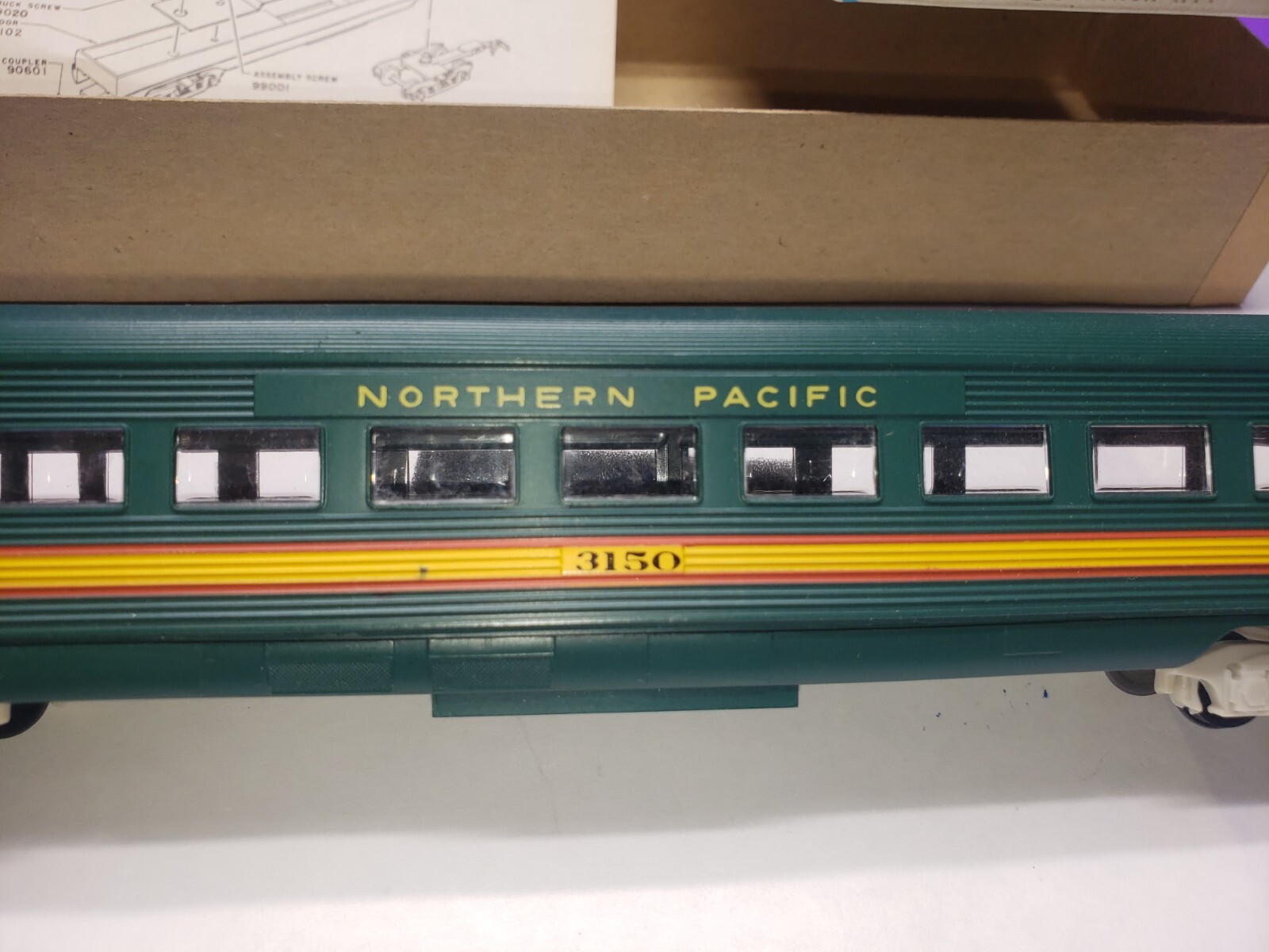 N P RAILWAY EXPRESS COACH CAR 3150 Athearn HO Scale Northern Pacific With Box