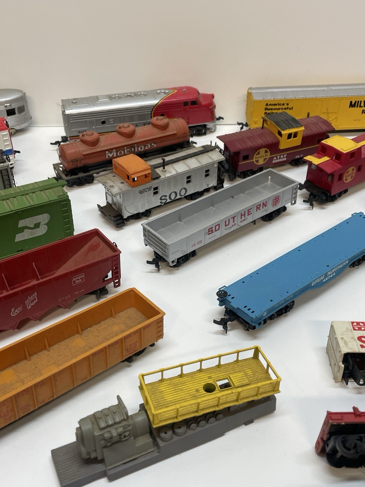Vtg HUGE Lot HO Locomotives, Train Cars, Parts & Pieces Mixed *FOR PARTS AS IS*