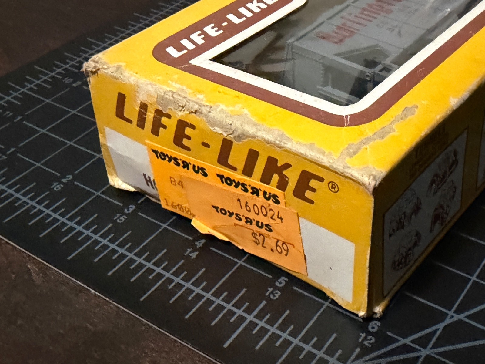 LIfe-Like ~ HO Scale Burlington 8513 Covered Hopper in Box