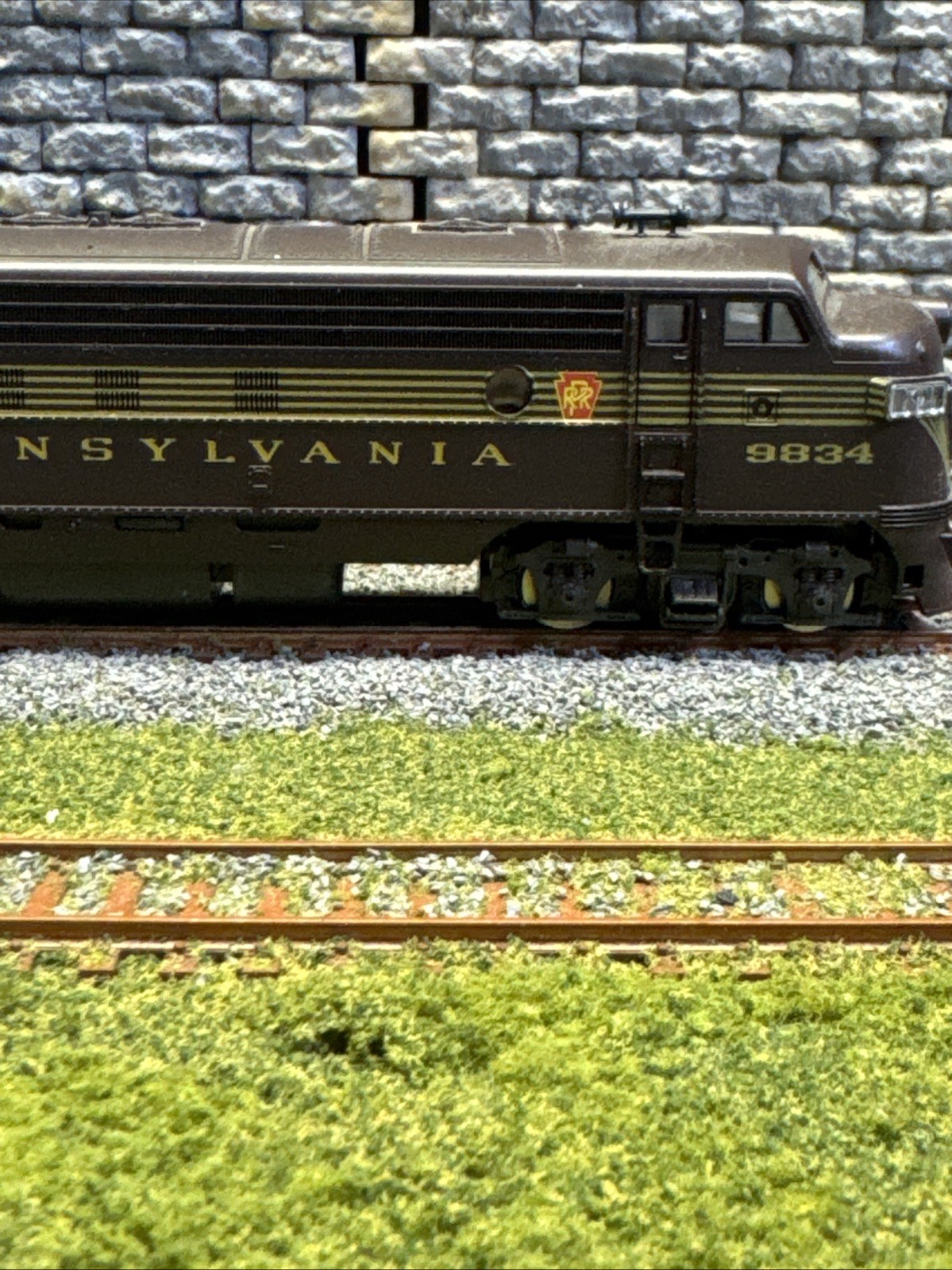 “HO SCALE “”ATLAS”” MODEL OF A PENNSYLVANIA FP7 ENGINE NO 9834.”