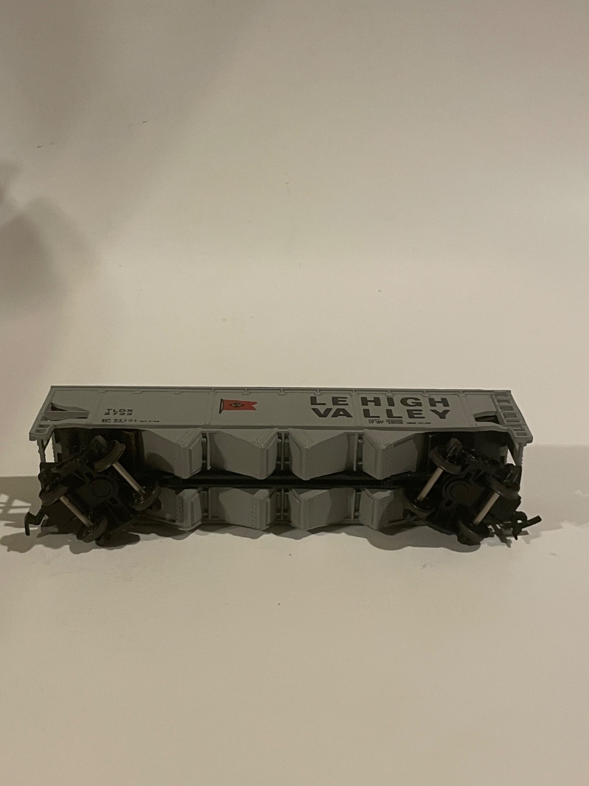 1975 HO Gauge Le High Valley Gray Coal 42′ Quad Hopper Car No. 2722 by Bachmann