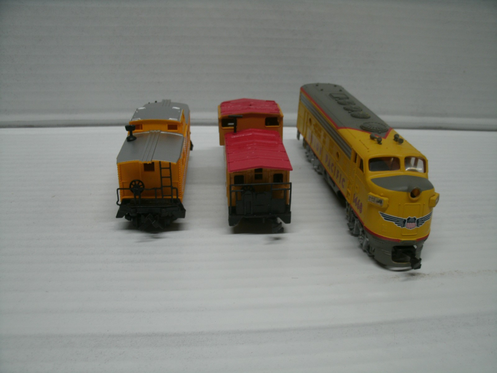 Bachmann Plus HO 31203 Union Pacific 1468 EMD F7A Diesel Loco W/ TWO CABOOSES