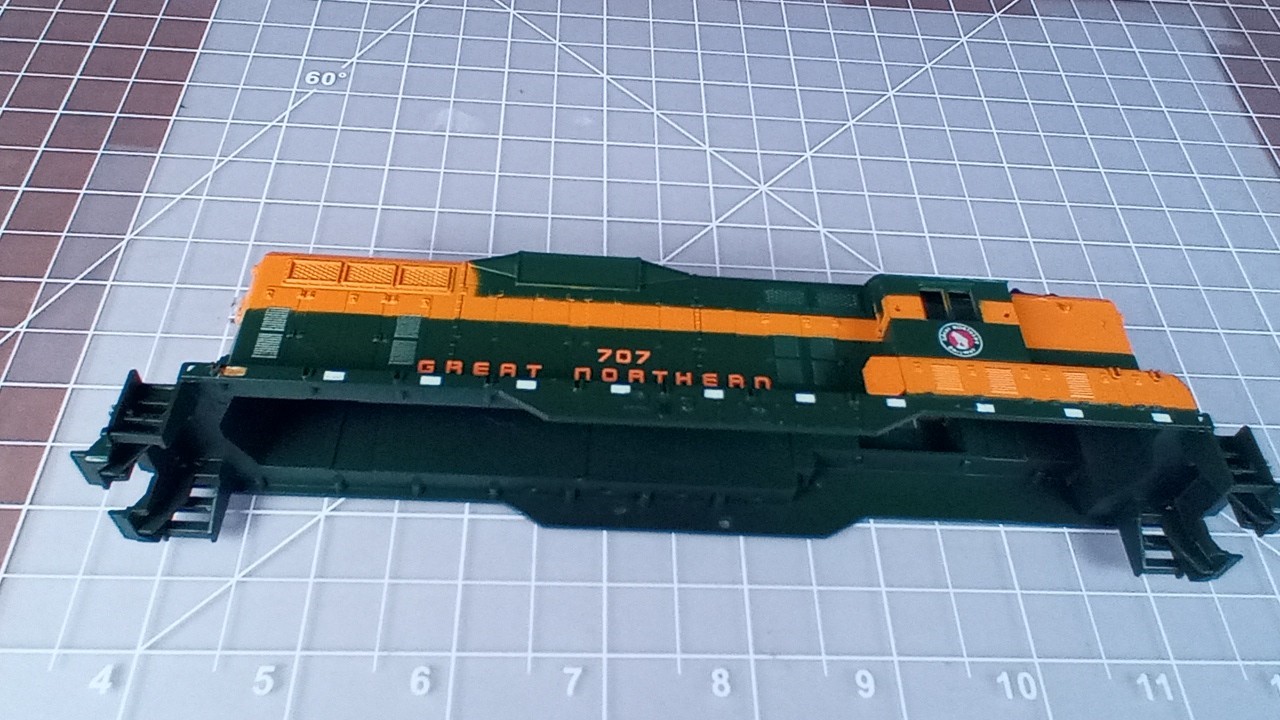 HO SHELL Great Northern 707 GP9?, horns, no railing, inserts at nose ends BCK