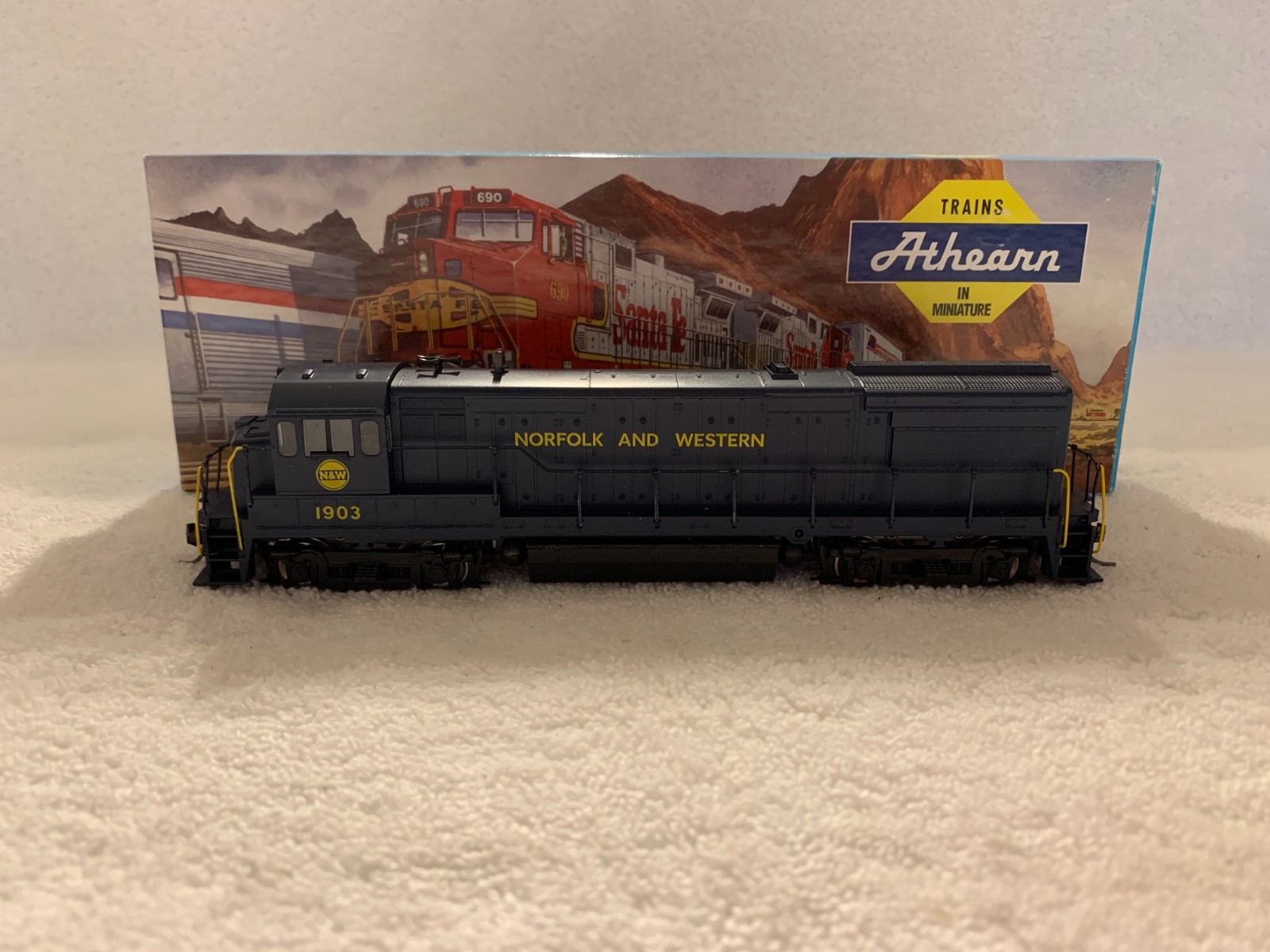 Athearn HO Scale Norfolk & Western GE-B Powered Diesel Locomotive #1903 DC
