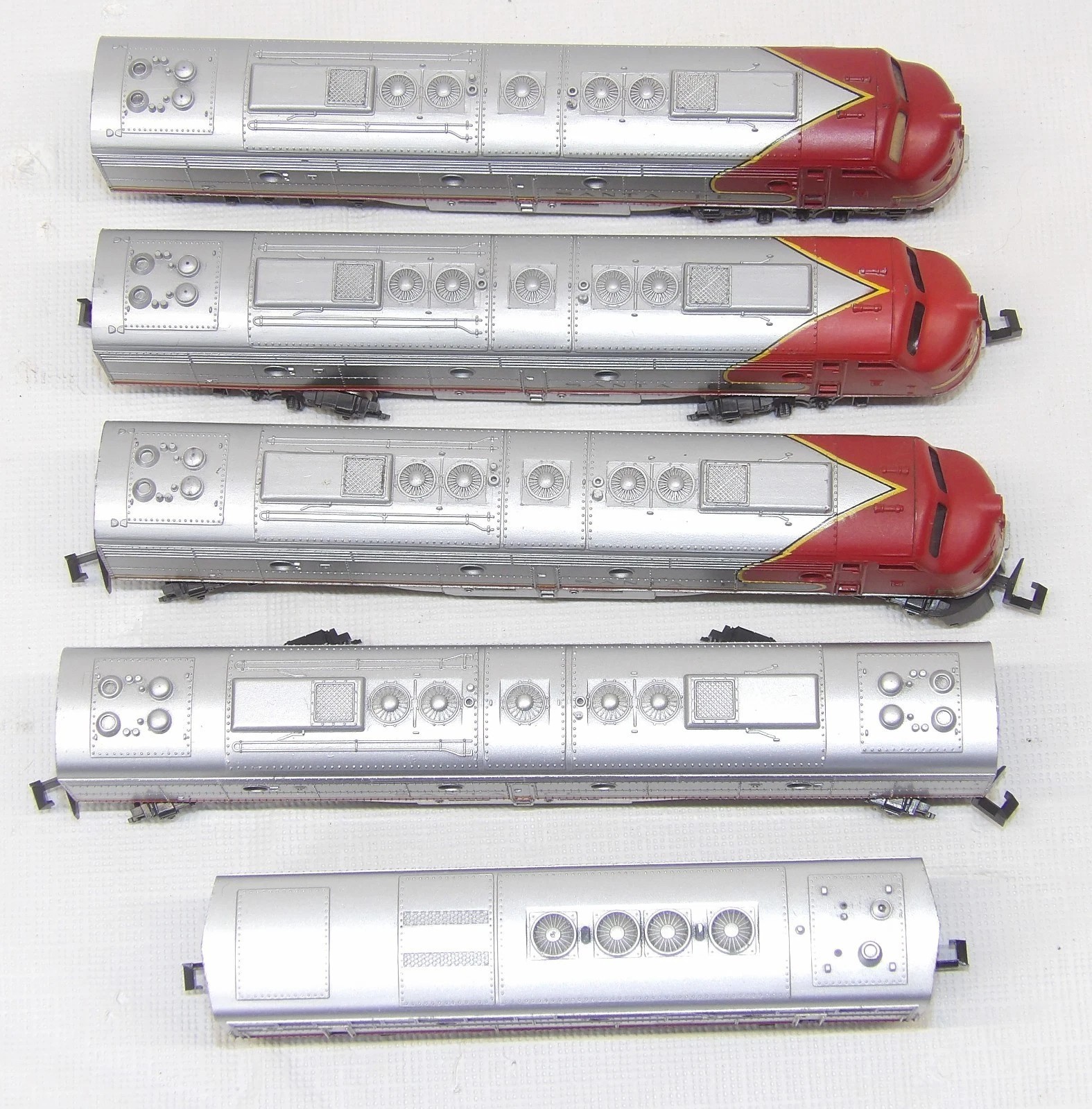 N Con-Cor Santa Fe ATSF 2-E8 powered/ 1-F7B & 2-E8 non powered Locomotive set