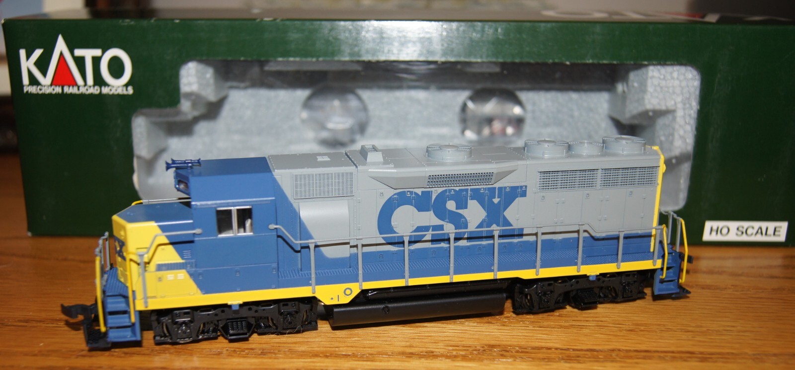 Kato HO Scale GP35 Phase 1a Powered Engine – 37-026