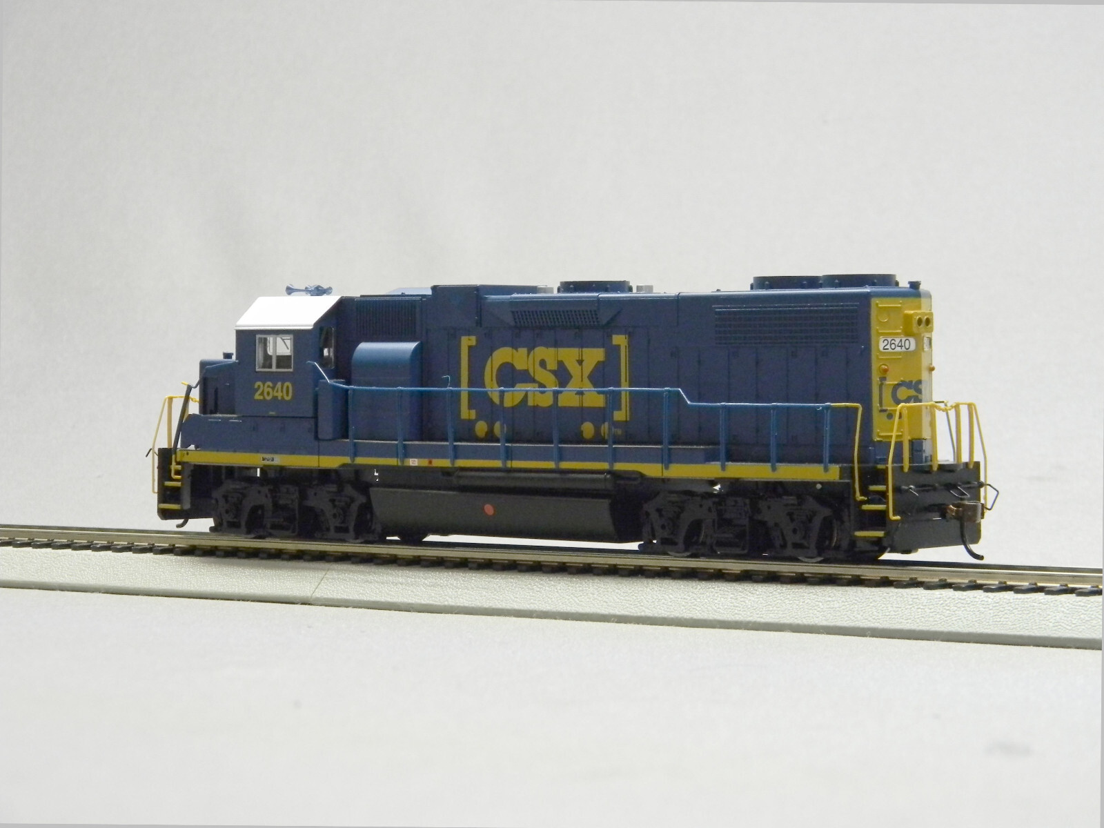 BACHMANN HO SCALE CSX GP38-2 DIESEL LOCOMOTIVE ENGINE w/ AWD #2640 BAC61720 NEW