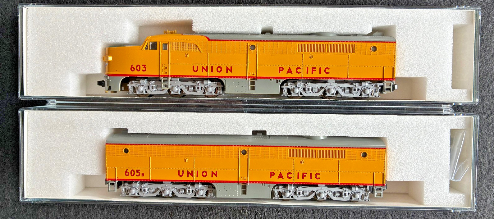 KATO N-SCALE ALCO DIESEL ENGINE 106-0804 PA-1 +PB-1 UNION PACIFIC #603/605B