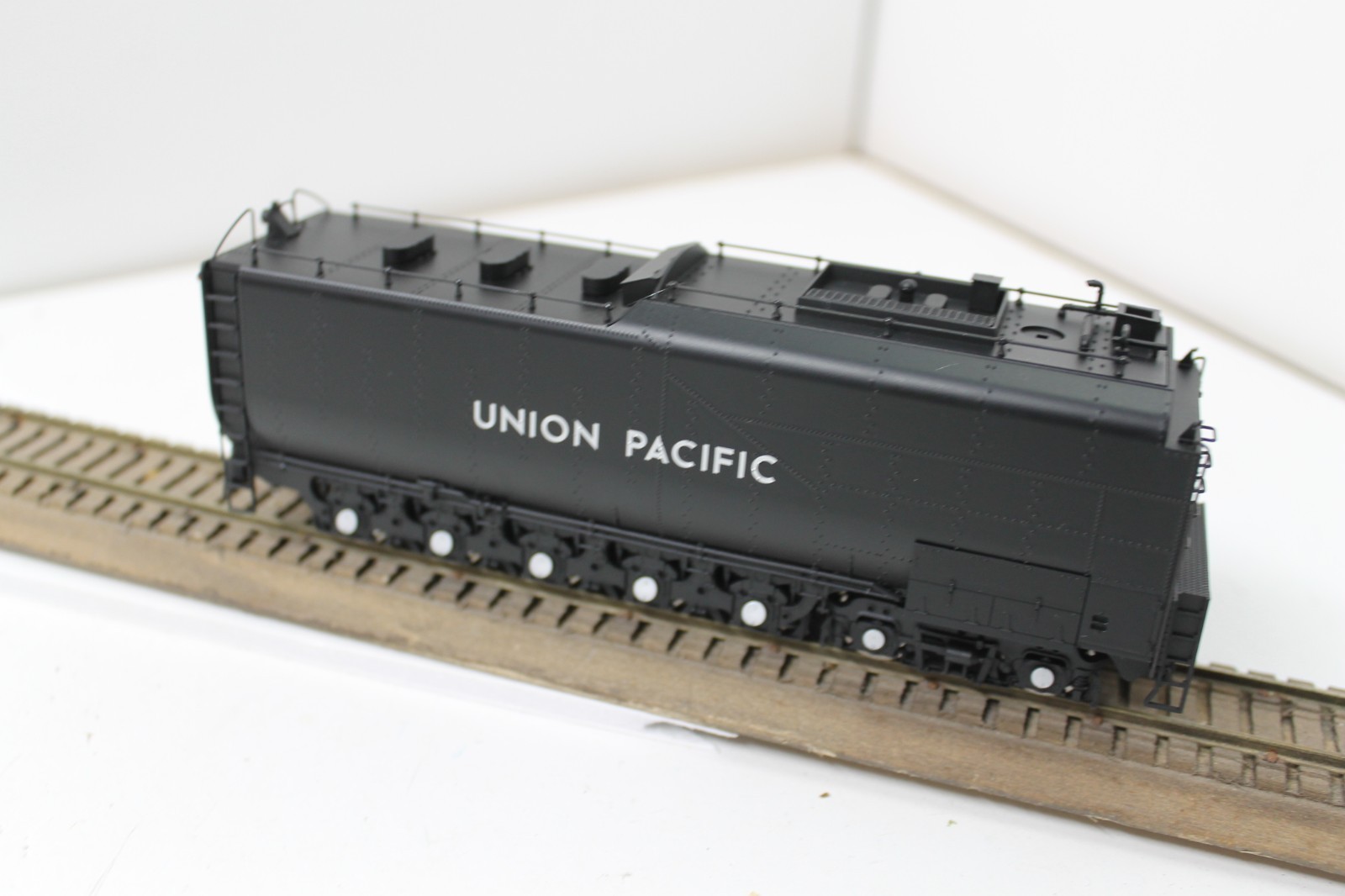 Athearn Genesis 97224 HO Scale 4-6-6-4 Challenger UP 3710 w/Sound Union Pacific