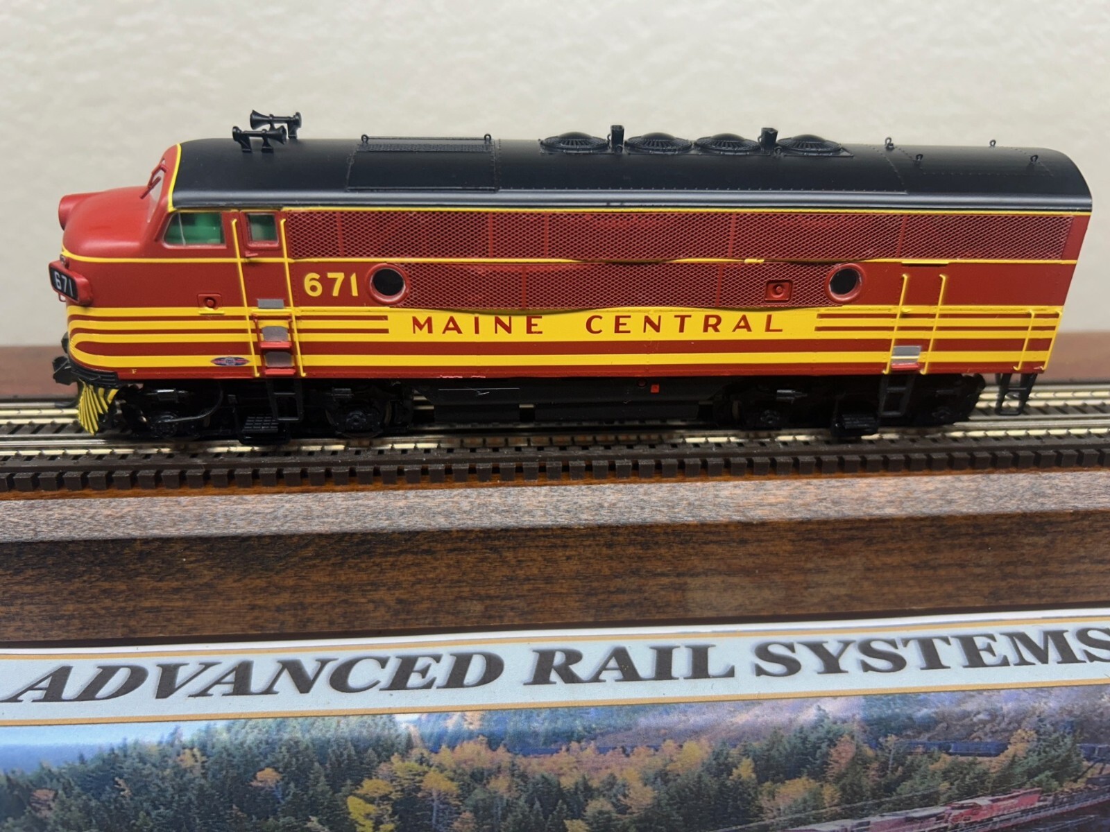 MAINE CENTRAL EMD F3A LOCO 671 – FACTORY DC/DCC / QUANTUM SOUND HO Scale NEW OOP