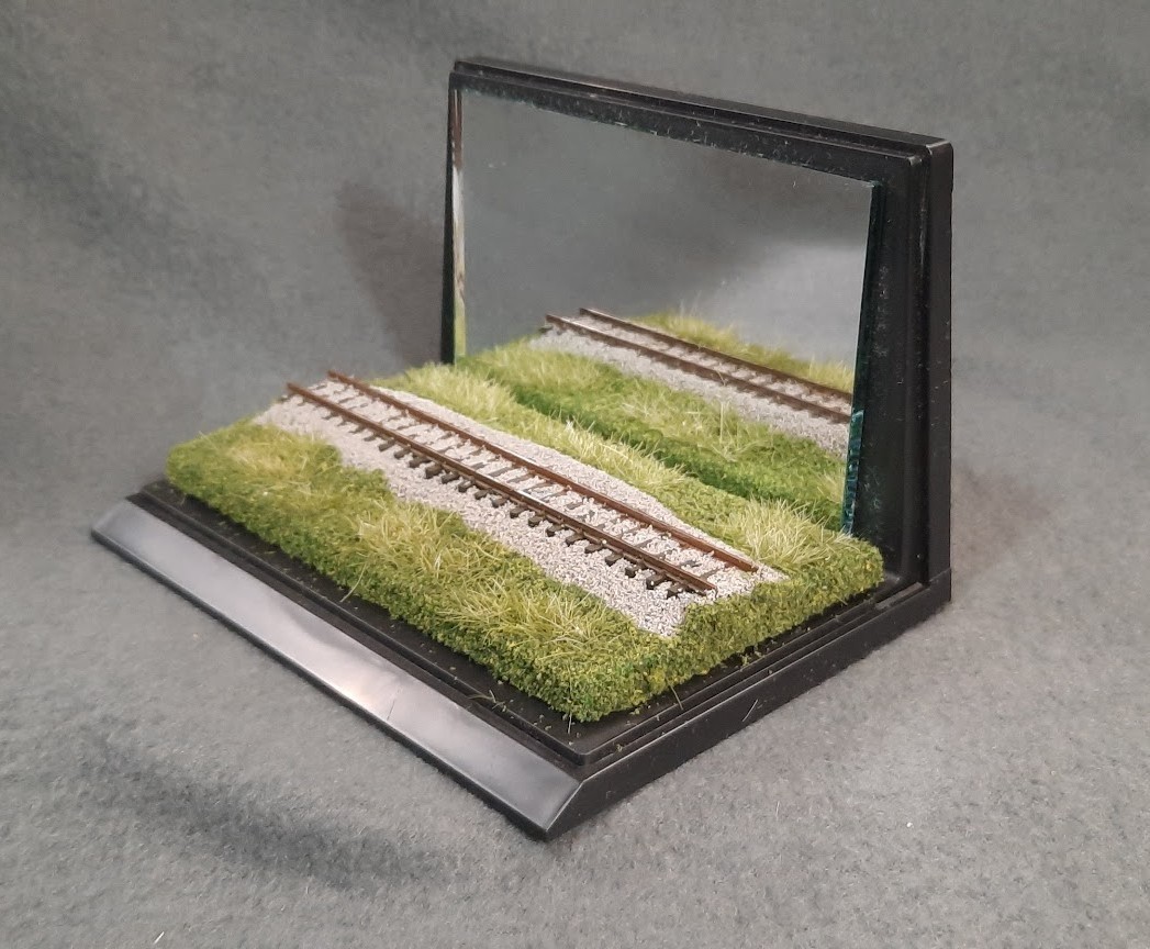 N SCALE – MIRROR- 5″ DISPLAY CASE – SUMMER SCENE – FOR ANY N SMALL LOCO OR CAR
