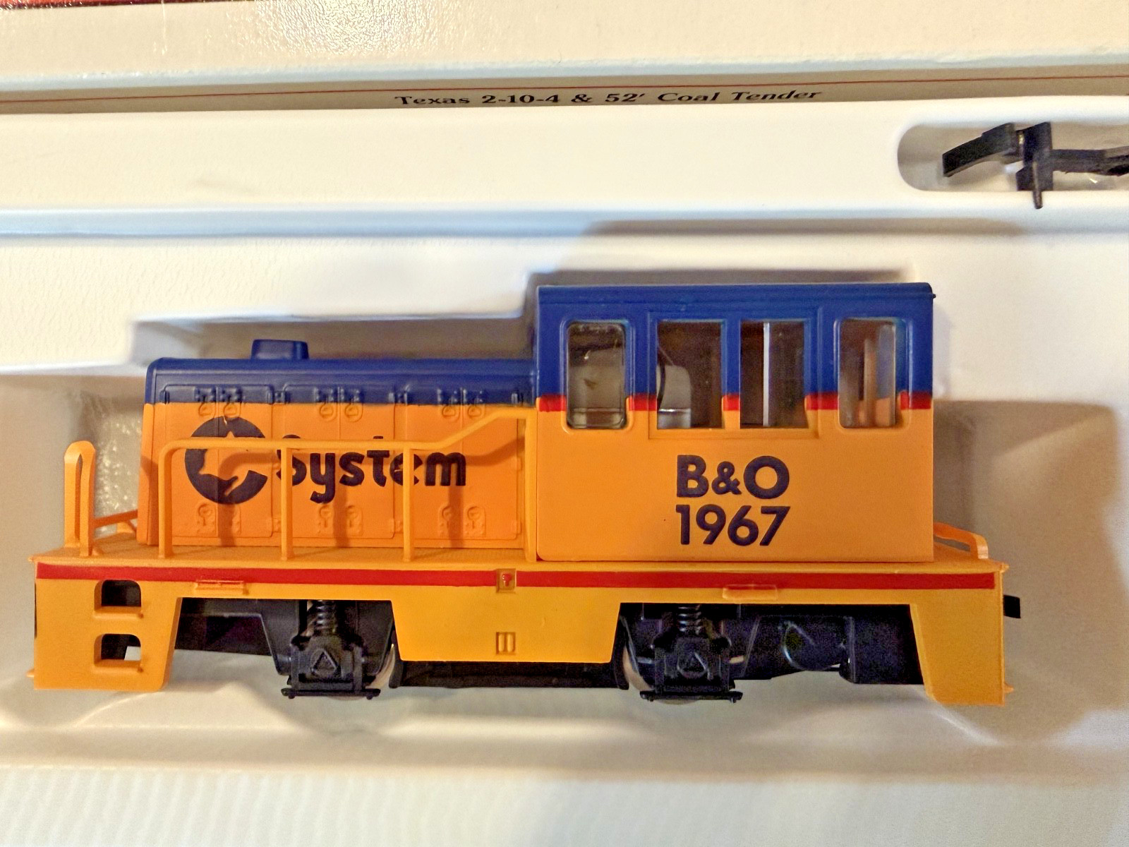 BACHMANN HO Scale 41068009 Chessie System Engine
