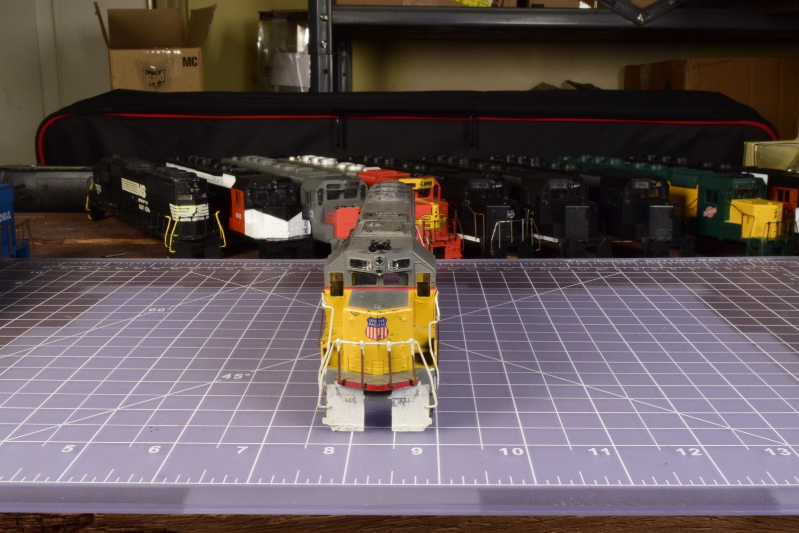 HO SHELL modified Union Pacific 53 cab/eyebrow insert, metal railings, horns NHV