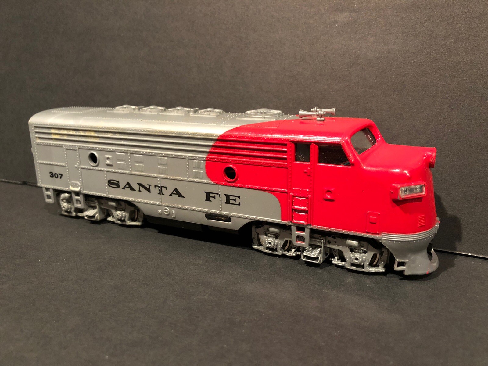 HO Scale Bachmann Santa Fe 307 Powered EMD F9 Diesel Engine in Original Box RARE