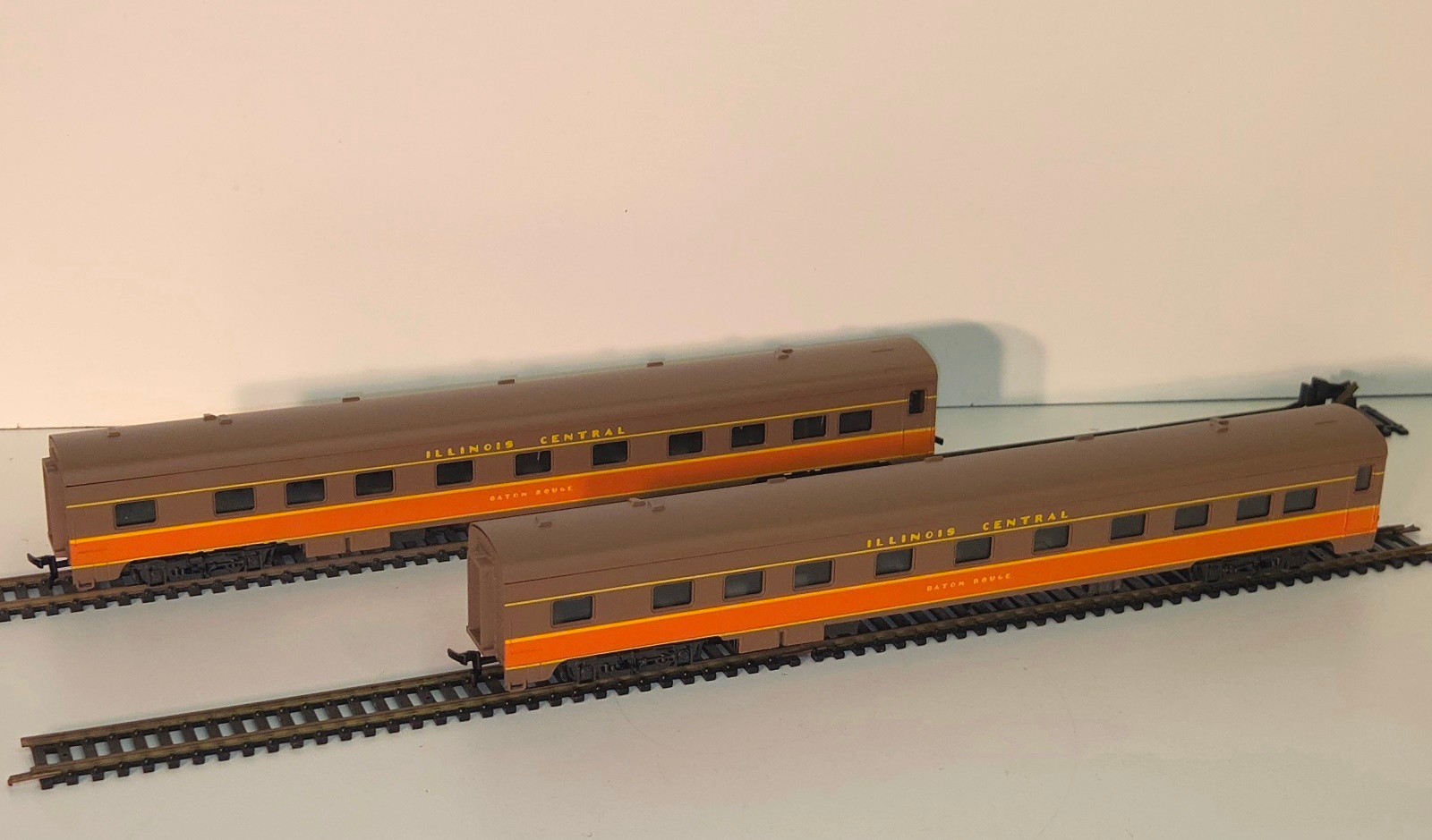 AHM Rivarossi HO Illinois Central FM C-Liner Diesel Locomotives 4022 w/ (3) Cars