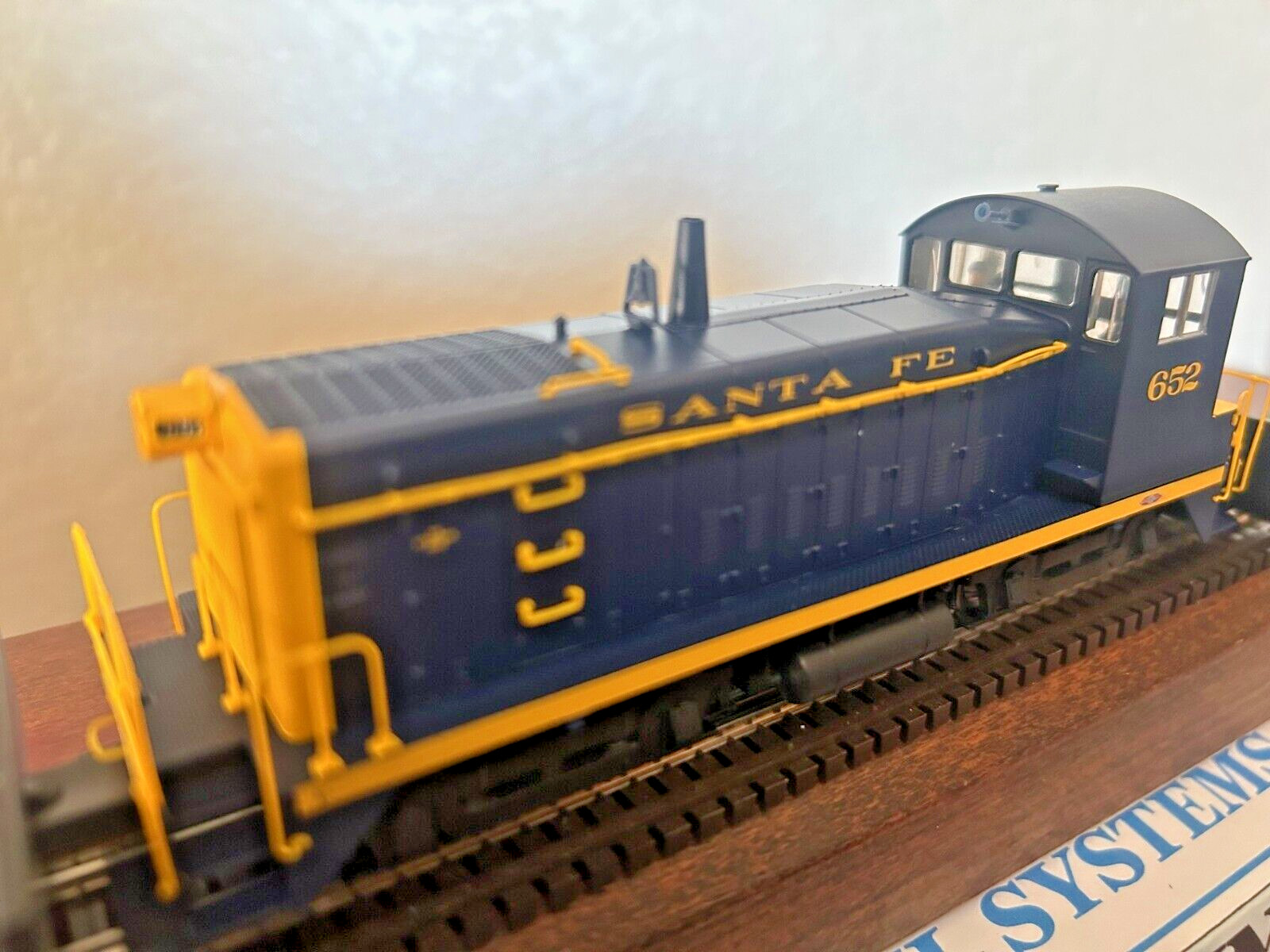 SW8/900 SWITCHER – ATSF SANTA FE -DC/DCC Ready LOCO – HO Scale -“ATSF”-NEW OOP