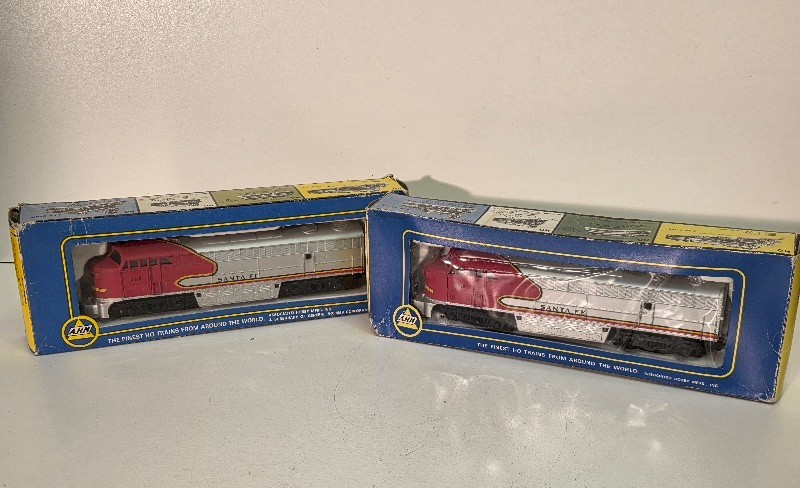 Vintage HO AHM Mehano Santa Fe FM C-Liner Diesel Power Locomotive + Dummy w/ OB