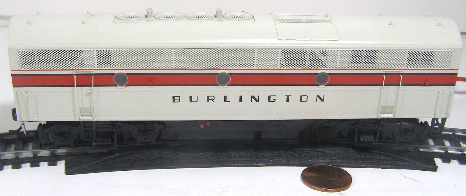 Unknown Brand HO Model RR B Diesel Locomotive 160B Burlington TZU