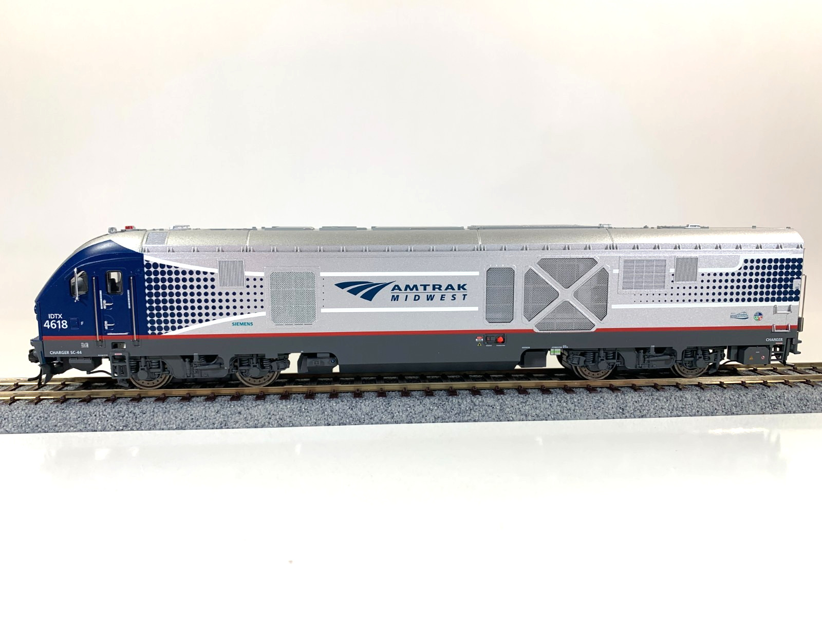 HO Bachmann 67901 Charger SC-44 Diesel Loco w/DCC Amtrack Midwest #4618