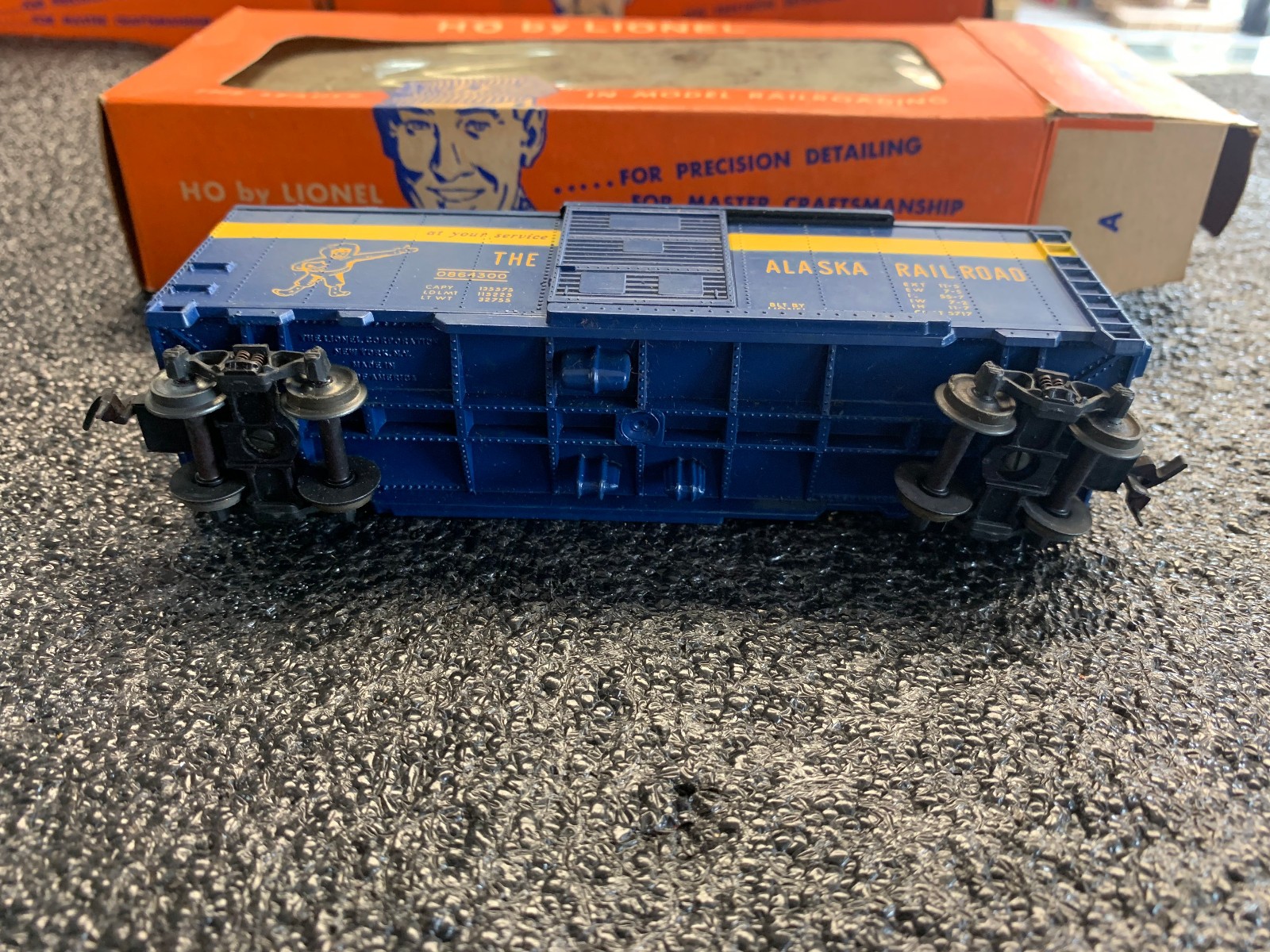BOXED LIONEL HO 0864-300 ALASKA RR BOX CAR COMPLETE & ORIGINAL FREE SHIPPING