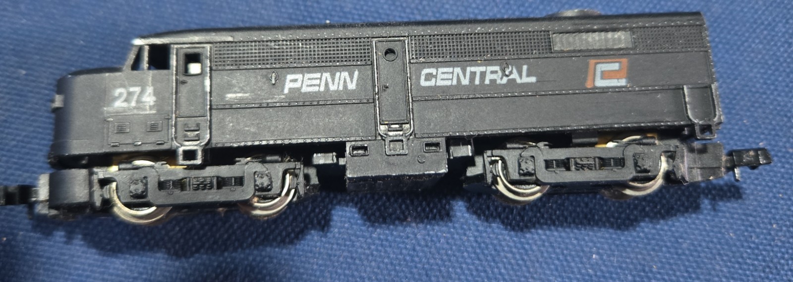 Arnold Rapido N scale Alco FA-1 A-unit in Penn Central paint, road number 274 N