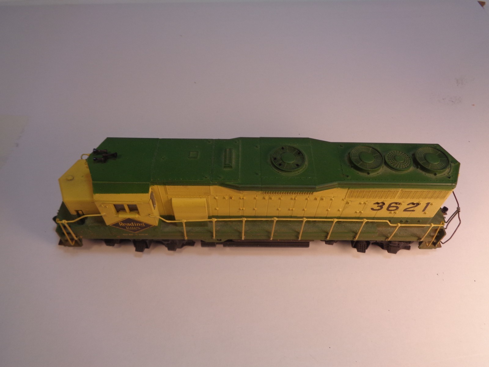 HO Scale Athearn Reading GP35 Diesel Engine #3621 DCC/No Sound