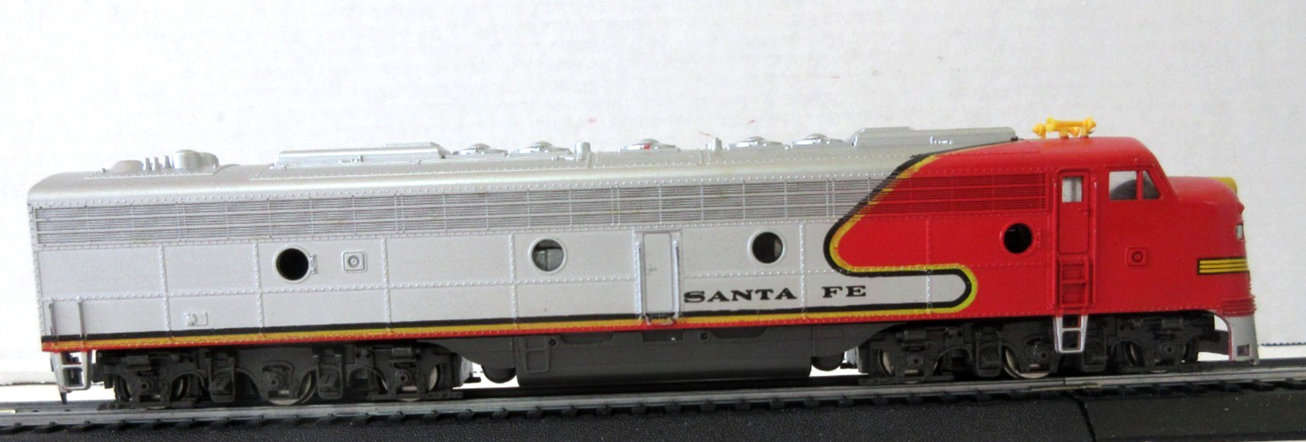 Model Power Santa Fe EMD E9 Powered Diesel Locomotive. HO Scale 920