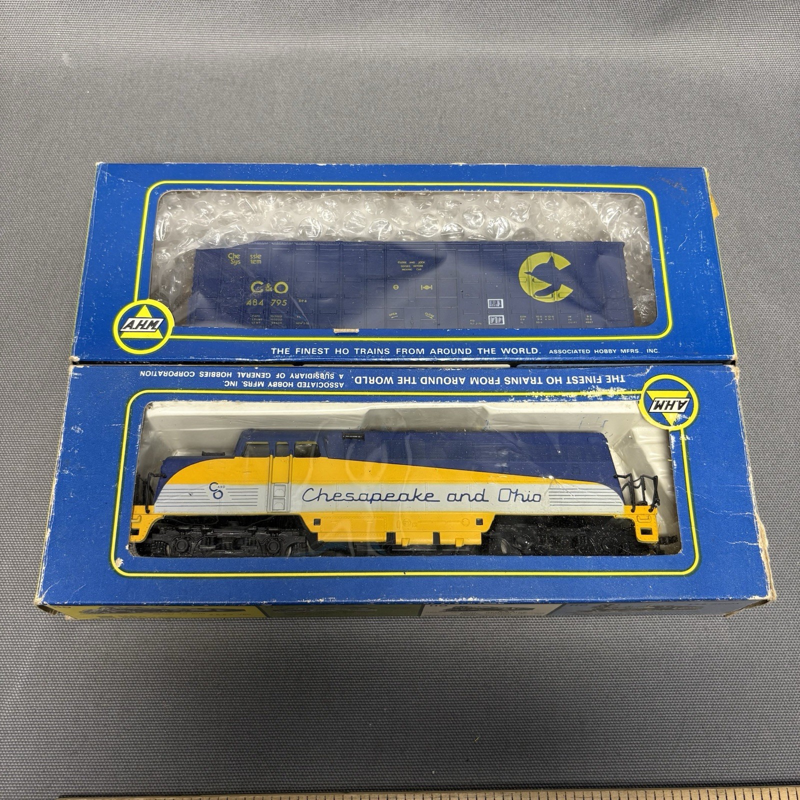 AHM HO Scale Chesapeake & Ohio Tempo Diesel Locomotive 1845 W/ Box Car 2pc