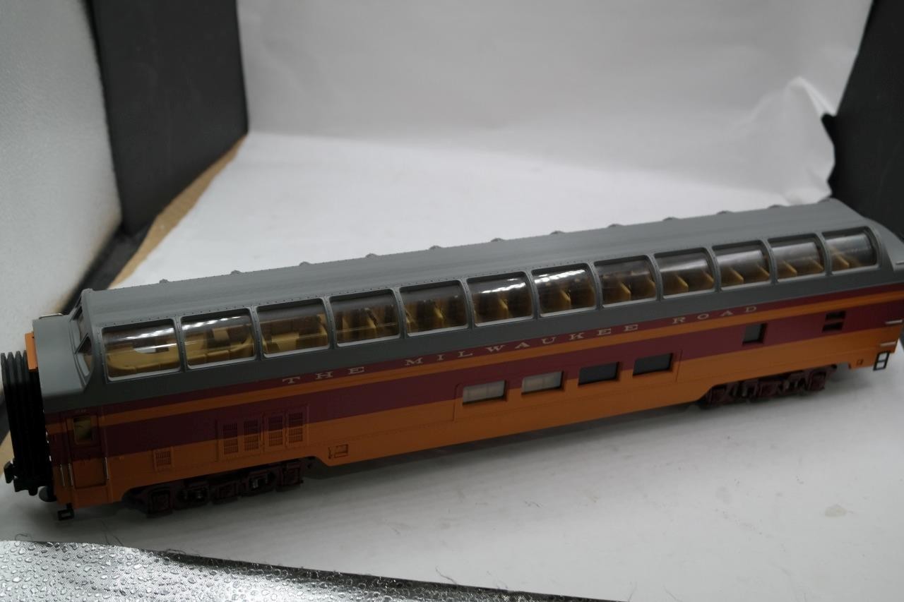 Milwaukee Road O Scale Premier 70′ Streamlined Full Length Vista Dome Passenger