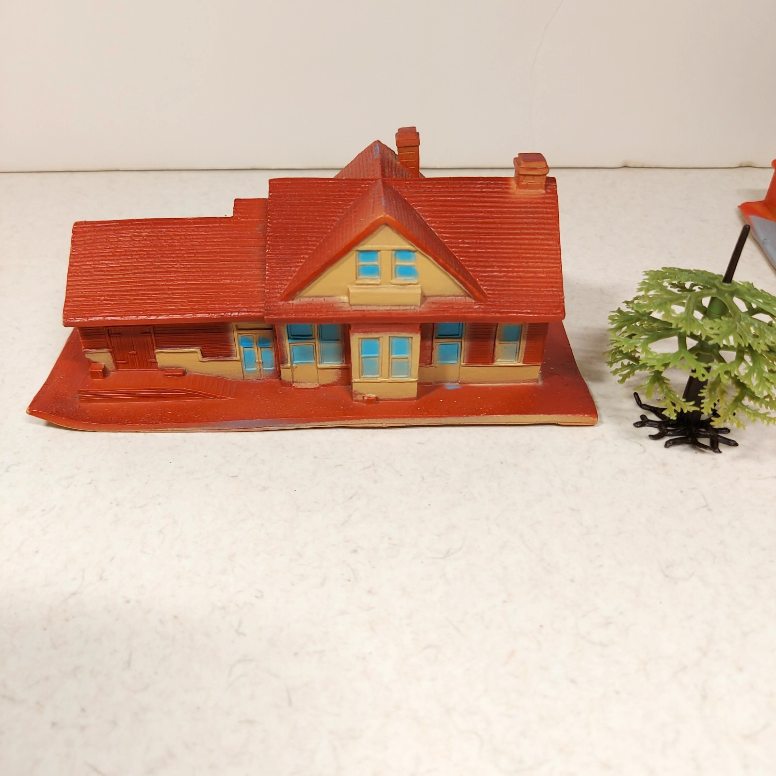 Vtg Lone Star N Scale UP Locomotive Train & Cars Houses Trucks Station England