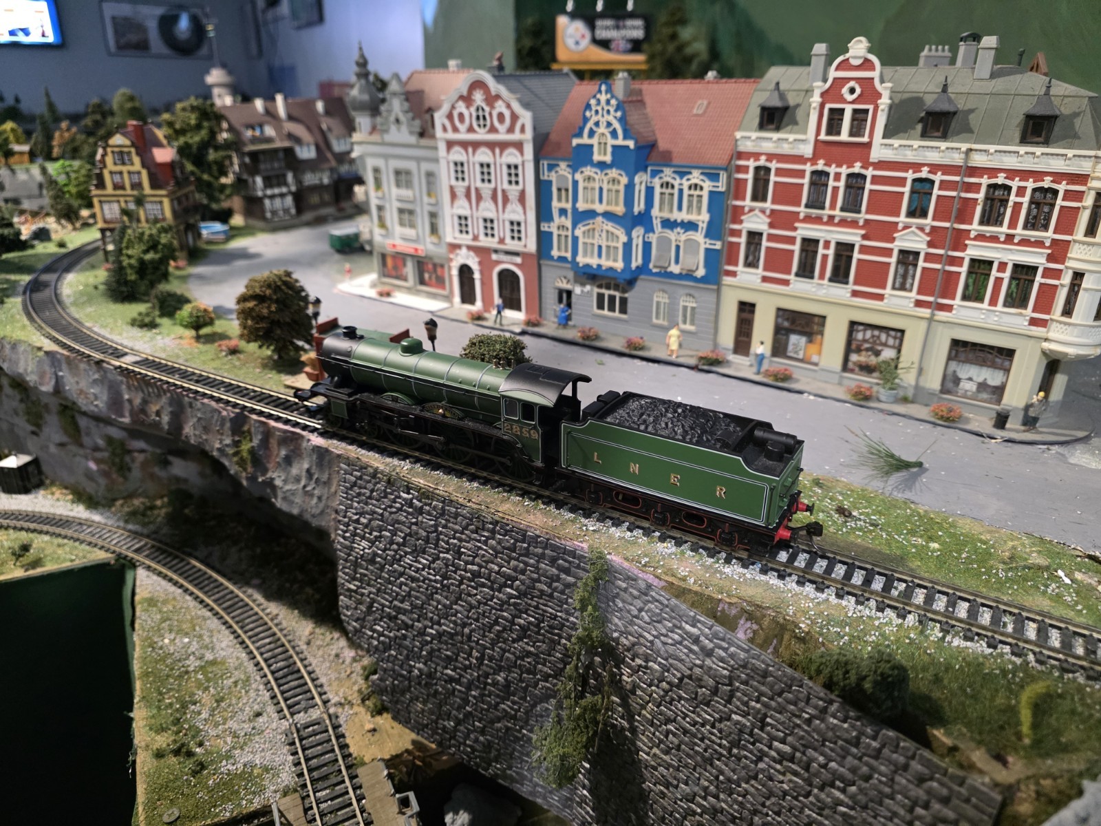 Hornby LNER Class B17/4 Norwich City Steam Locomotive OO SCALE DC