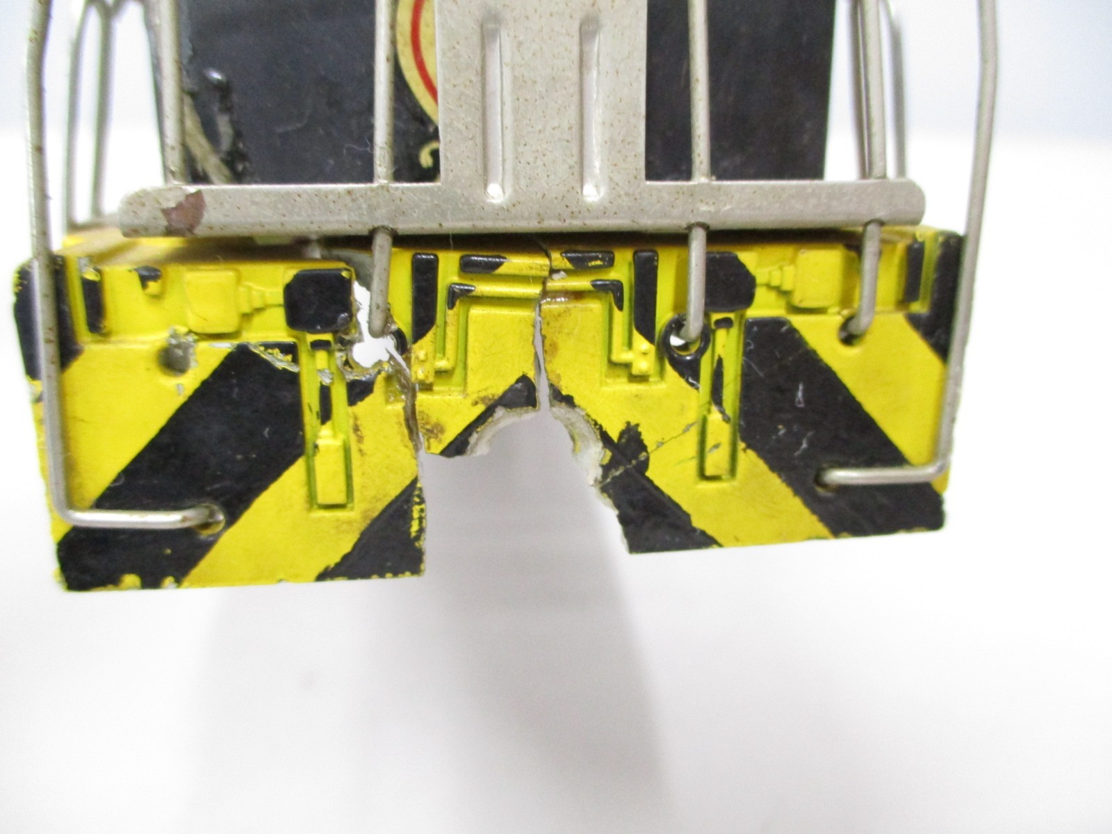 Lionel 2331 Virginian FM Yellow, Black Screw Breaks Postwar O gauge X7784