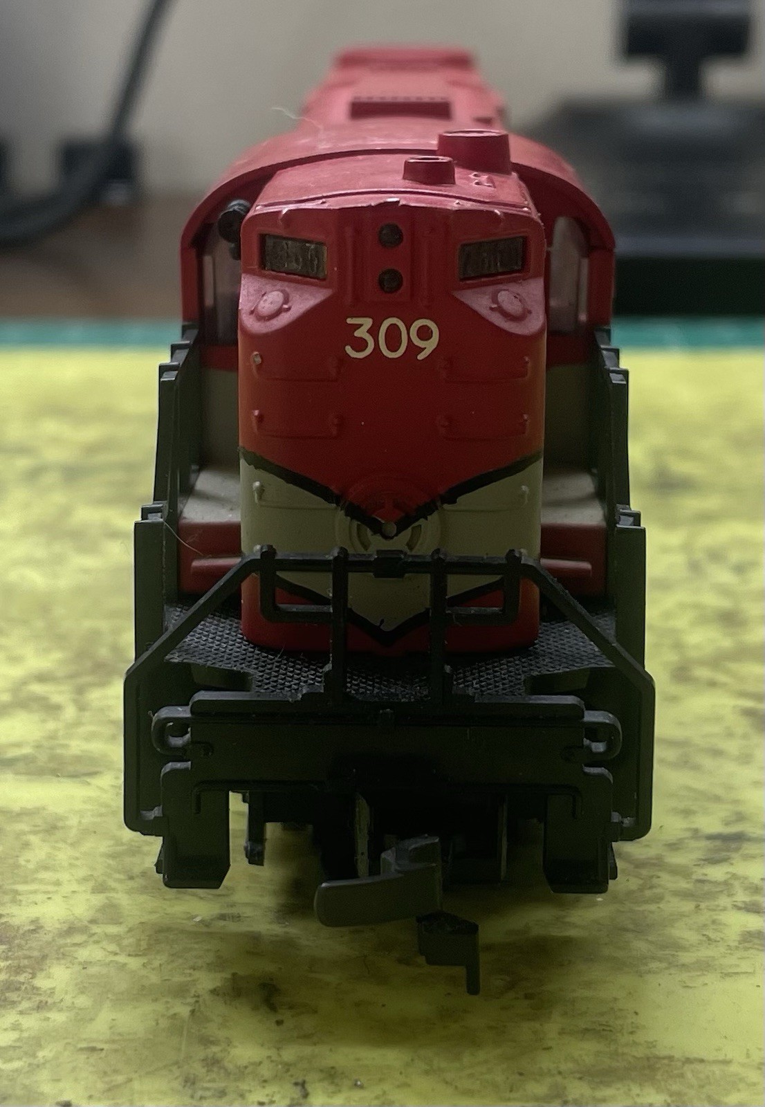 AHM Mehano Green Bay Route #309 GP-9 Diesel Locomotive Engine Serviced Lot B19