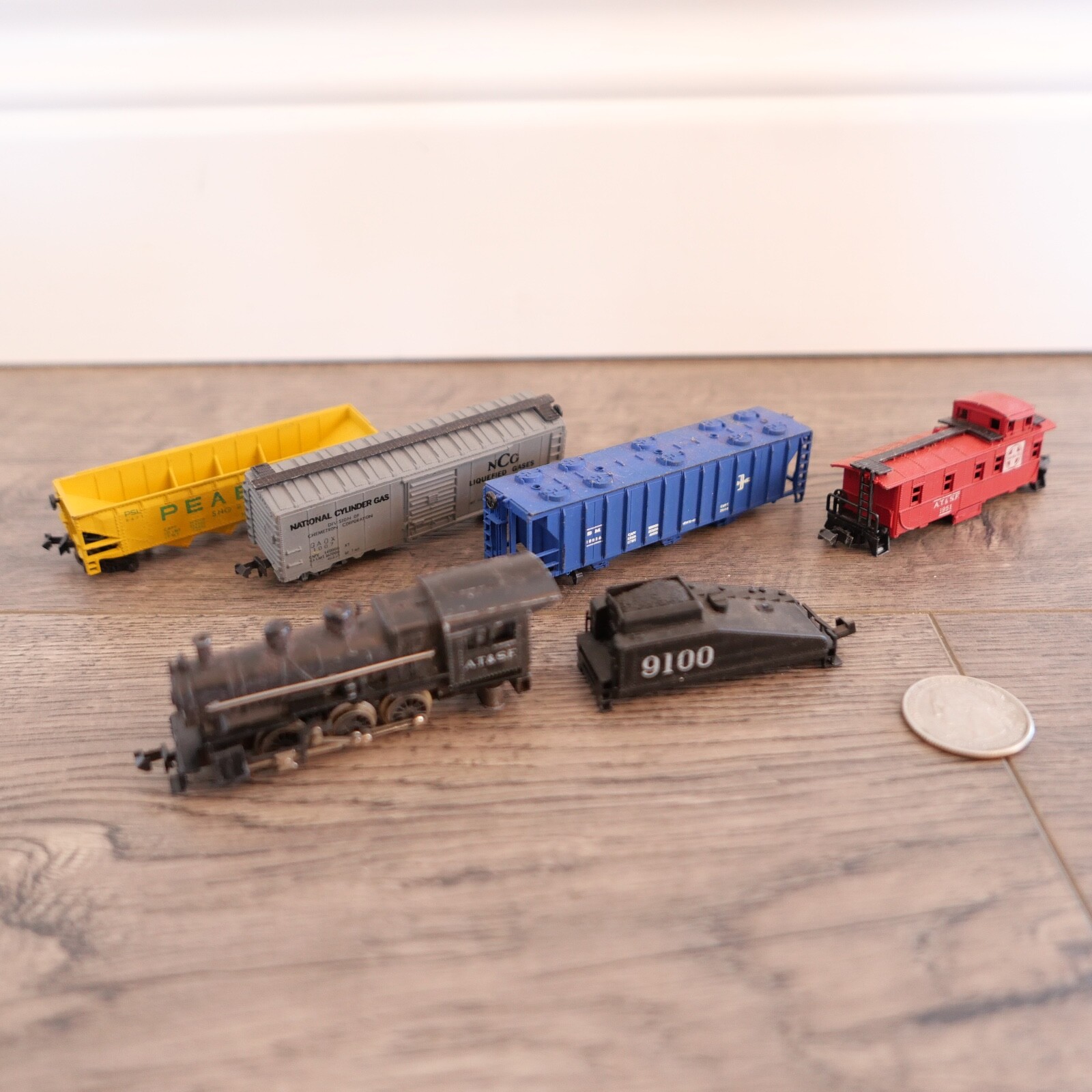 Vintage Minitrix N Scale 9mm AT & SF 9100 Train Engine w/ 4 Cars Parts Lot !!!