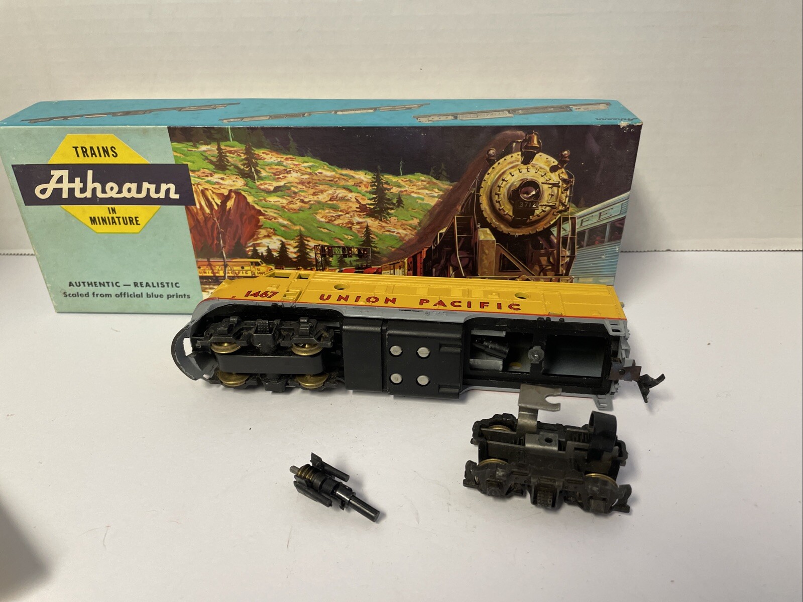 Vintage Athearn 1467 Los Angelas USA Made UNION PACIFIC Train Pair Needs Repair