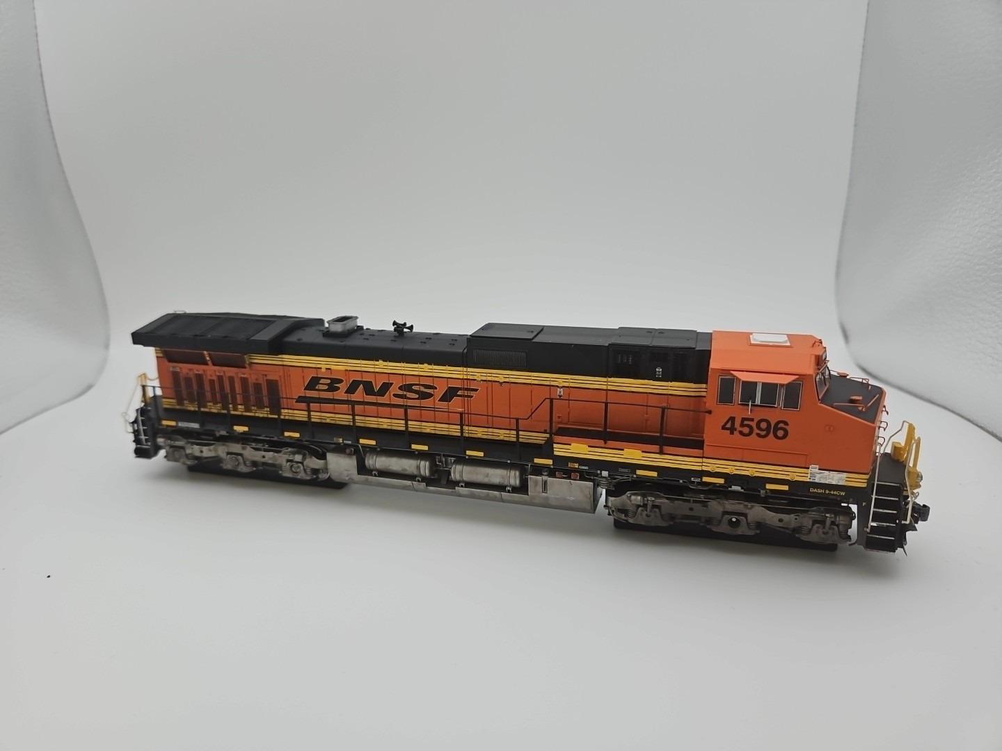 Scaletrains BNSF Railway C44-9W Heritage III Custom Weathered #4596 SXT31851