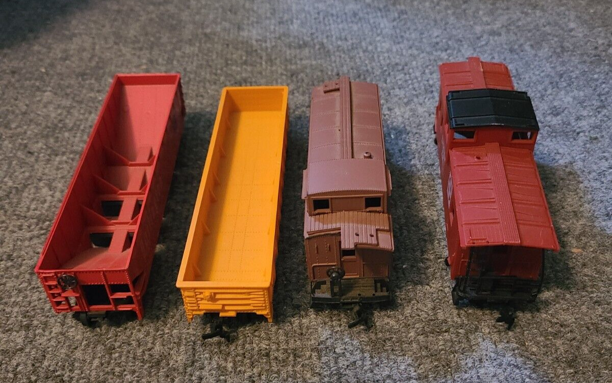Lot Of 4 Santa Fe 7249, A.T. & S.F. 1957, U.P. X159 & Burlington 172700 HO Scale