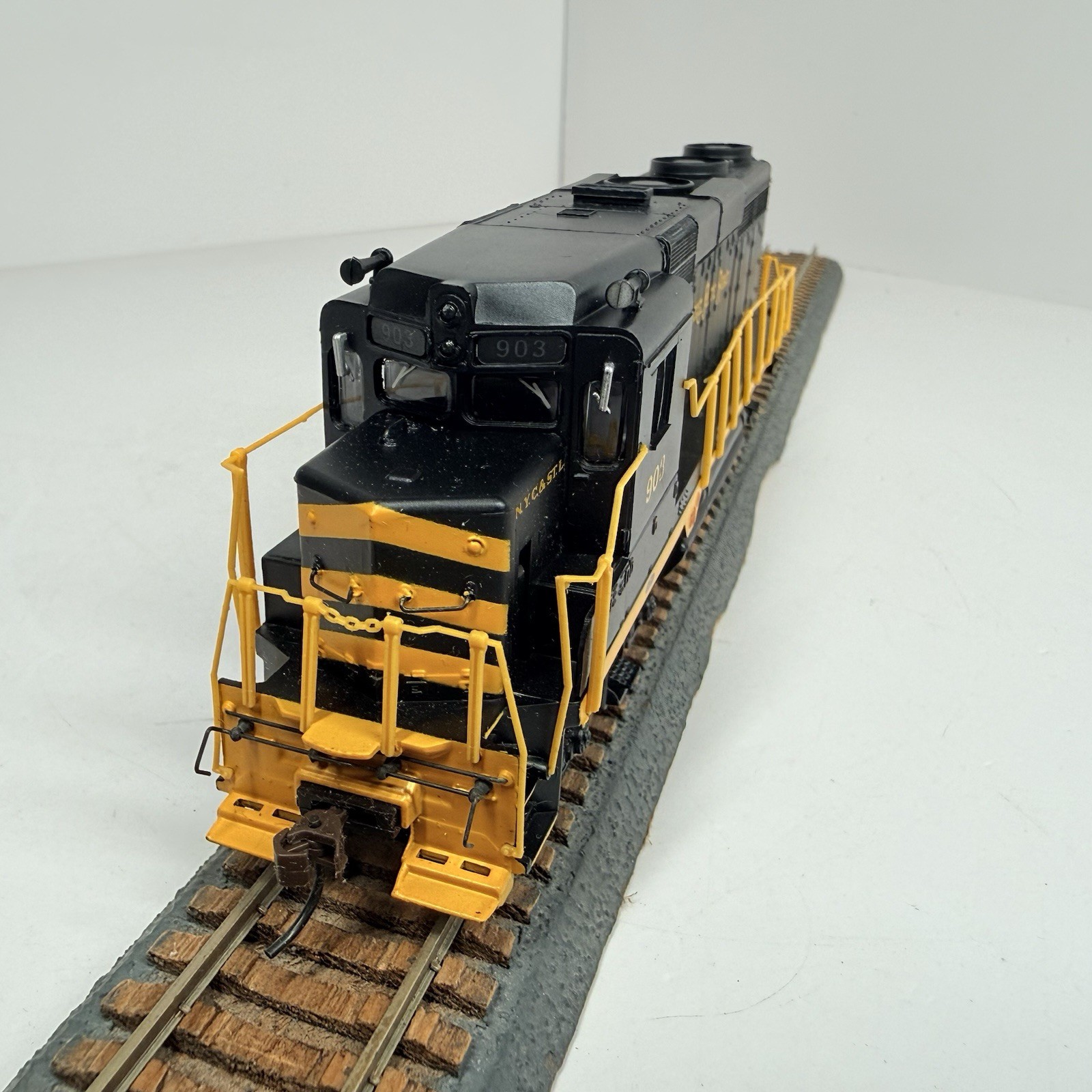 HO Scale DCC Bachmann 60809 Nickel Plate Road #903 GP30 Diesel Locomotive