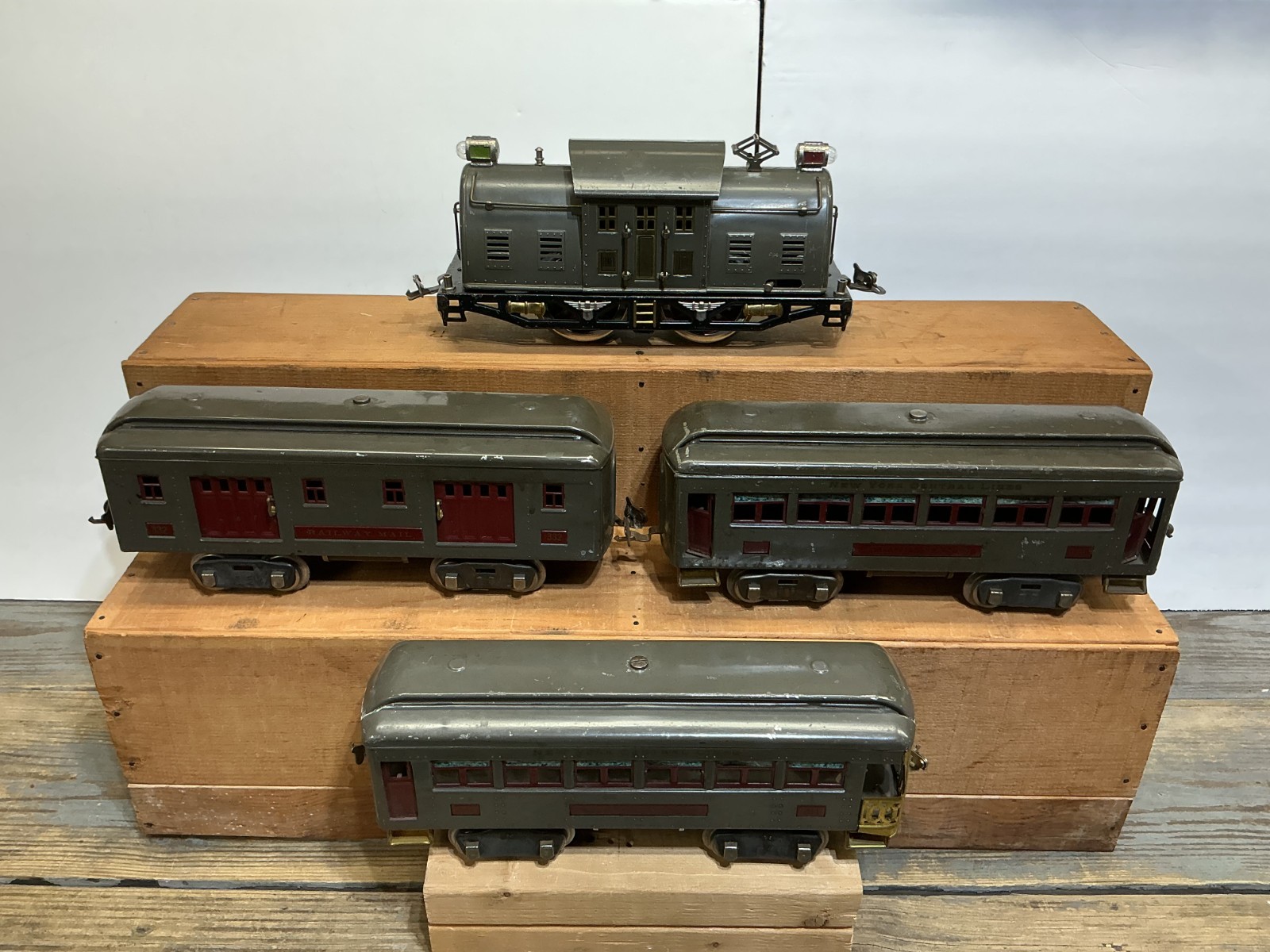 Lionel Standard Gauge #10 ENGINE and 3 Passenger Cars RUNS GOOD