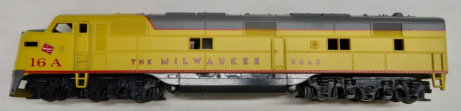 CON-COR – HO EMD E-7A 16A – Milwaukee Rd – Powered DBL HDLT #0015-002330 – New