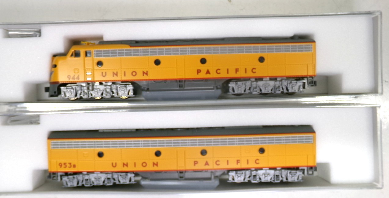 N scale Kato Union Pacific E9 A+B diesel engine set in original box (lot N 178)