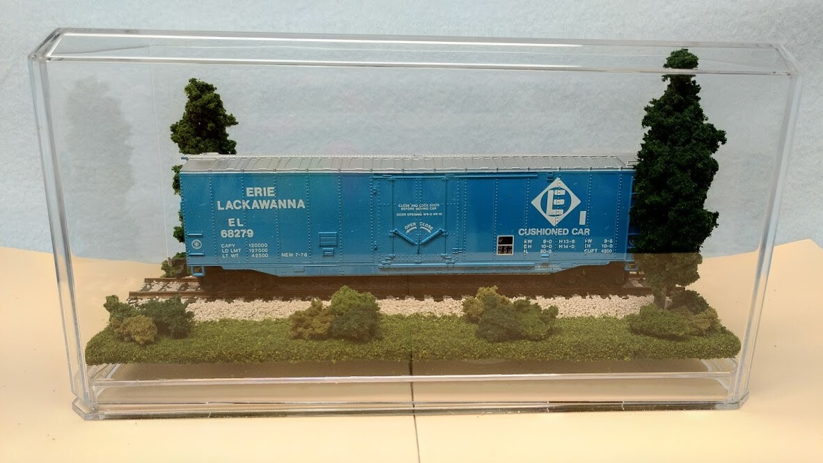HO SCALE 9″ SINGLE TRACK DISPLAY CASE -“SUMMER SCENE”-FOR ANY HO TRAIN