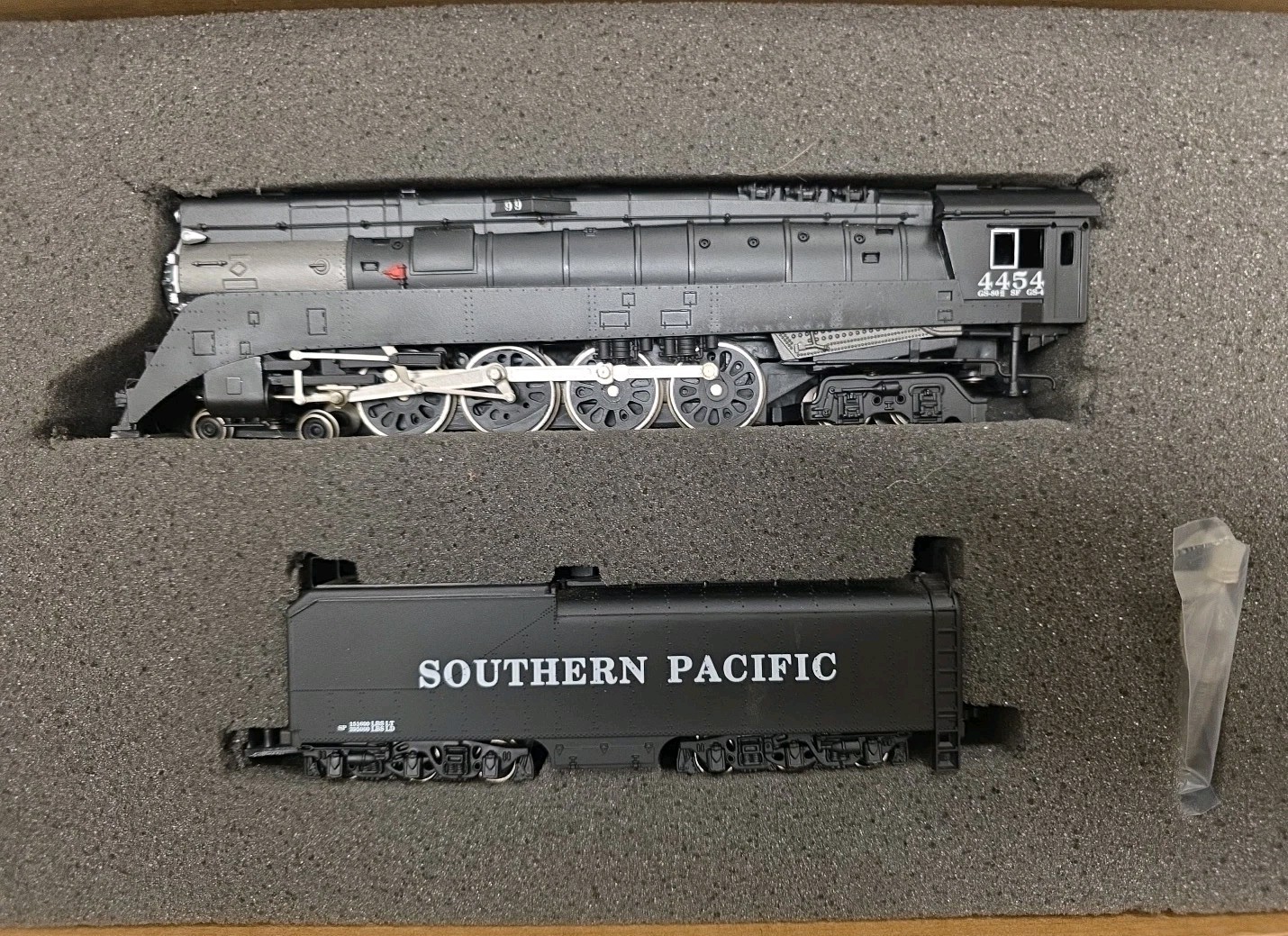Bachmann Plus GS4 4-8-4 Black & Silver War Baby – Southern Pacific 4454 / #11323