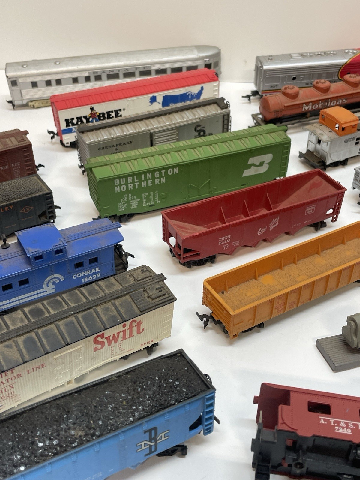 Vtg HUGE Lot HO Locomotives, Train Cars, Parts & Pieces Mixed *FOR PARTS AS IS*