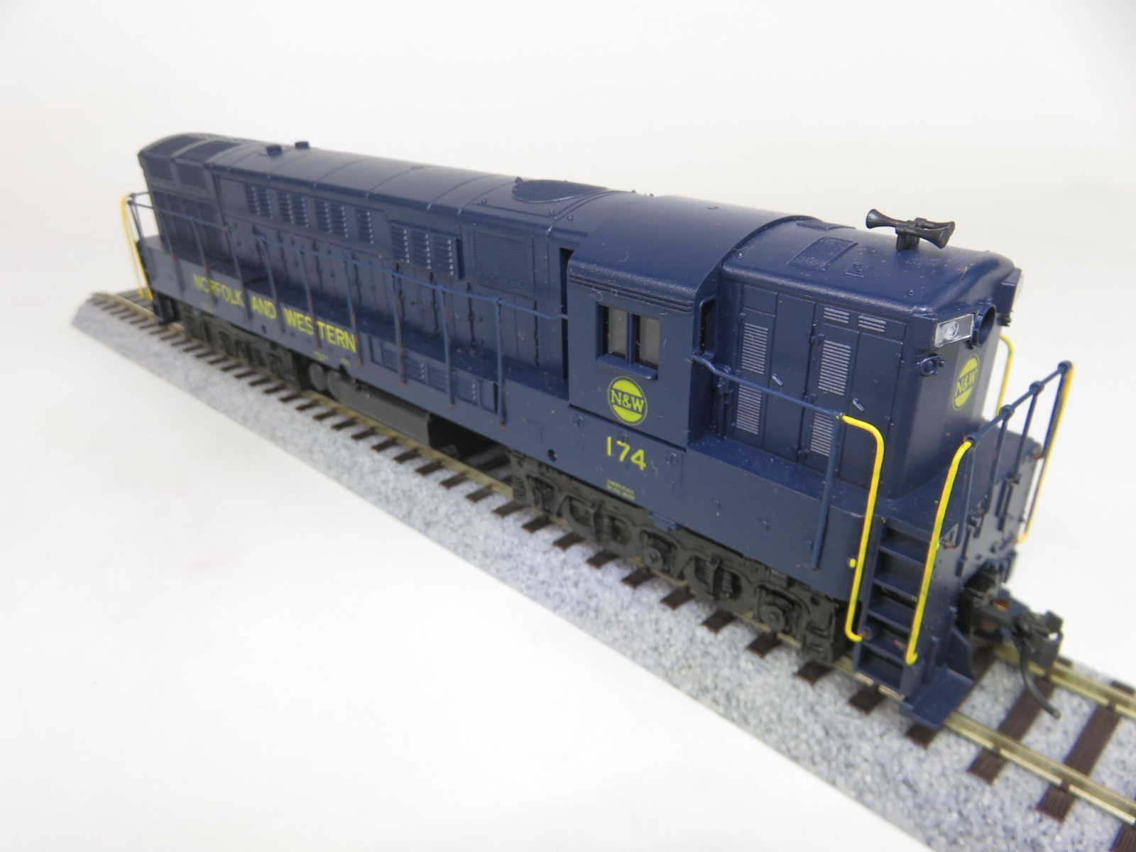Athearn Blue Box 4324 HO Norfolk Western FM Trainmaster Diesel Locomotive Dummy