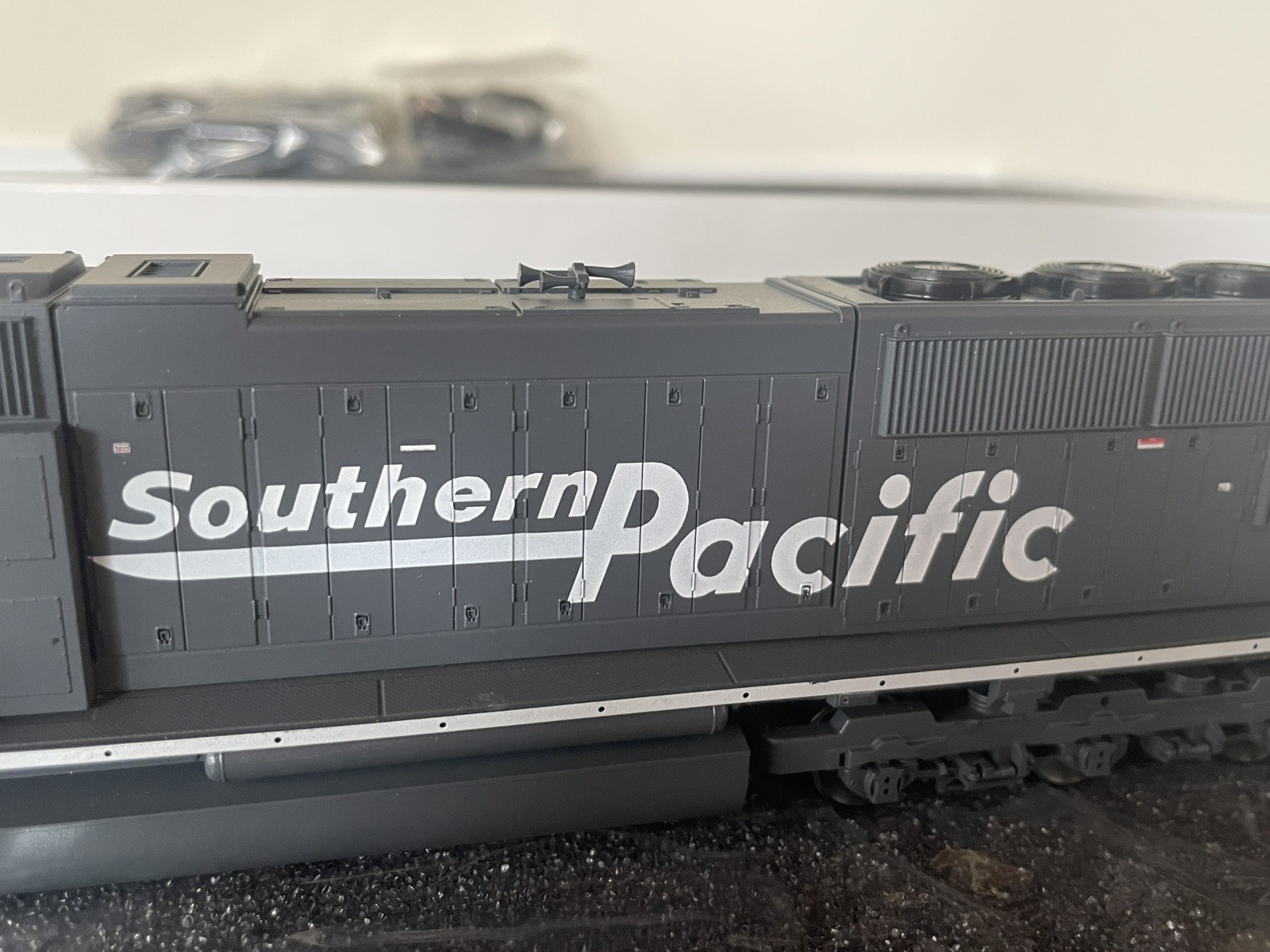 HO ATHEARN GENESIS G6126 SD70M SOUTHERN PACIFIC SP # 9810 – New In Box