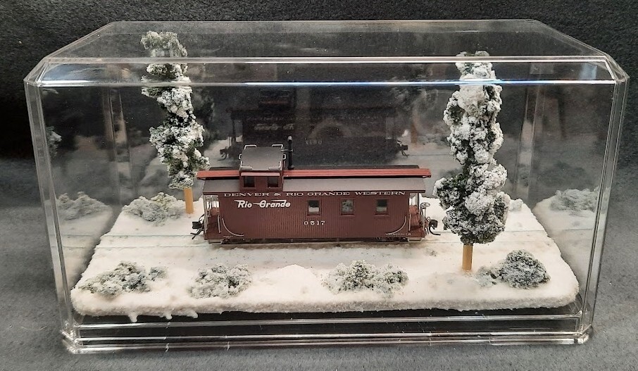 HOn3 SCALE 9″ SINGLE TRACK DISPLAY CASE – WINTER SCENE- FOR ANY HOn3 TRAIN
