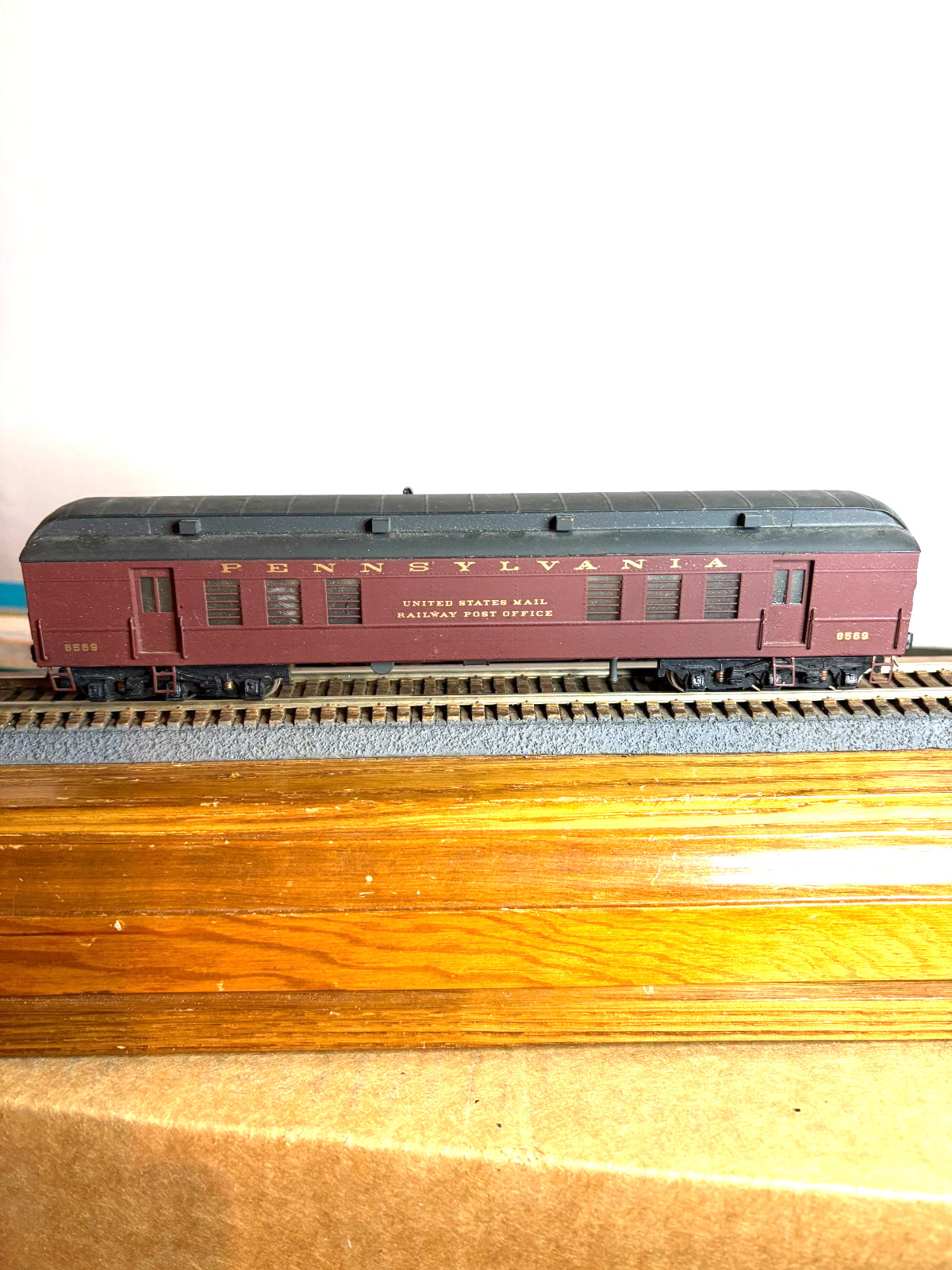 BRASS UNKNOWN P.R.R. 60′ R.P.O. Car #8569 w/Kadees & C.V. 6 Wheel Trucks 1:87